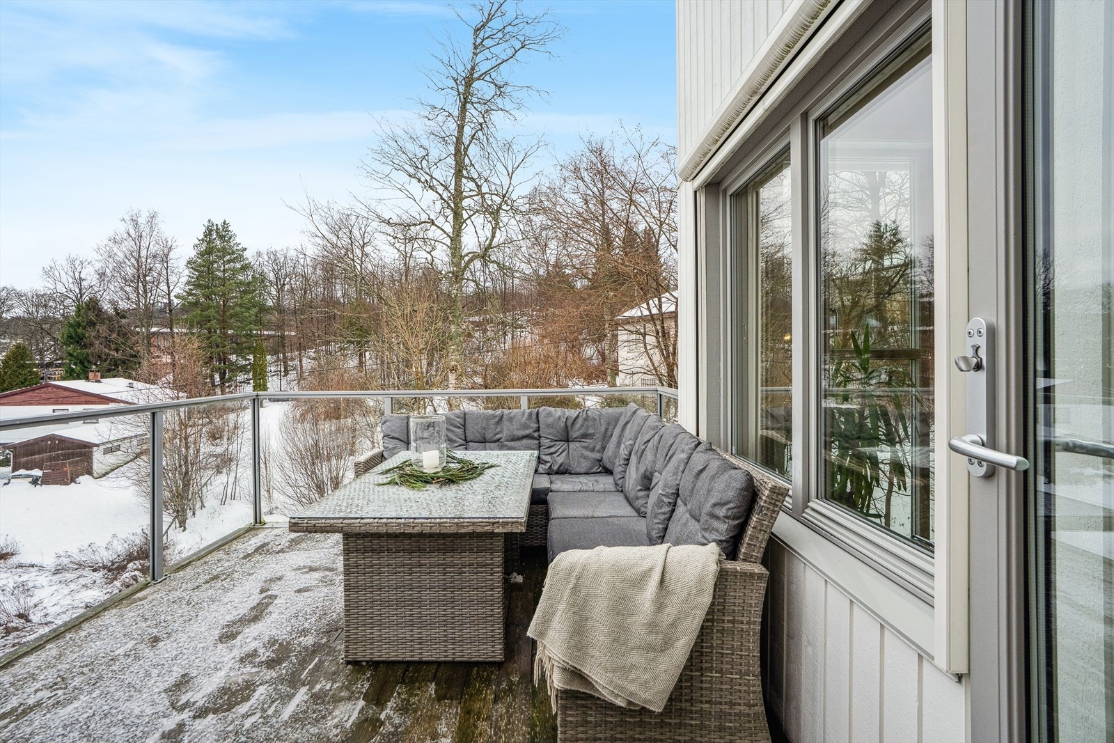 Terrasse vendt mot vest. Plass til sittegruppe og grill Galleribilde