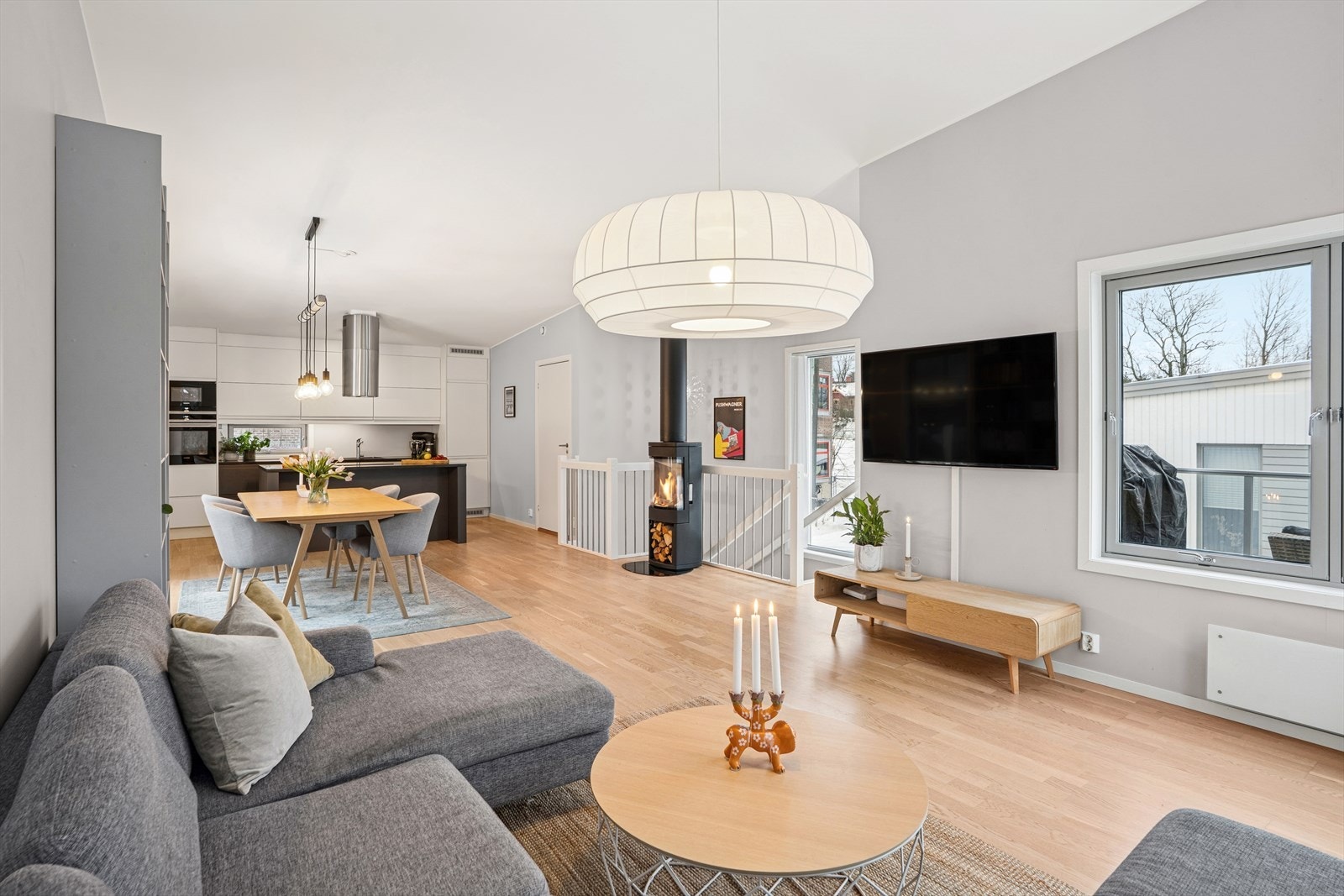 Oppholdsrommet har generøs takhøyde Galleribilde