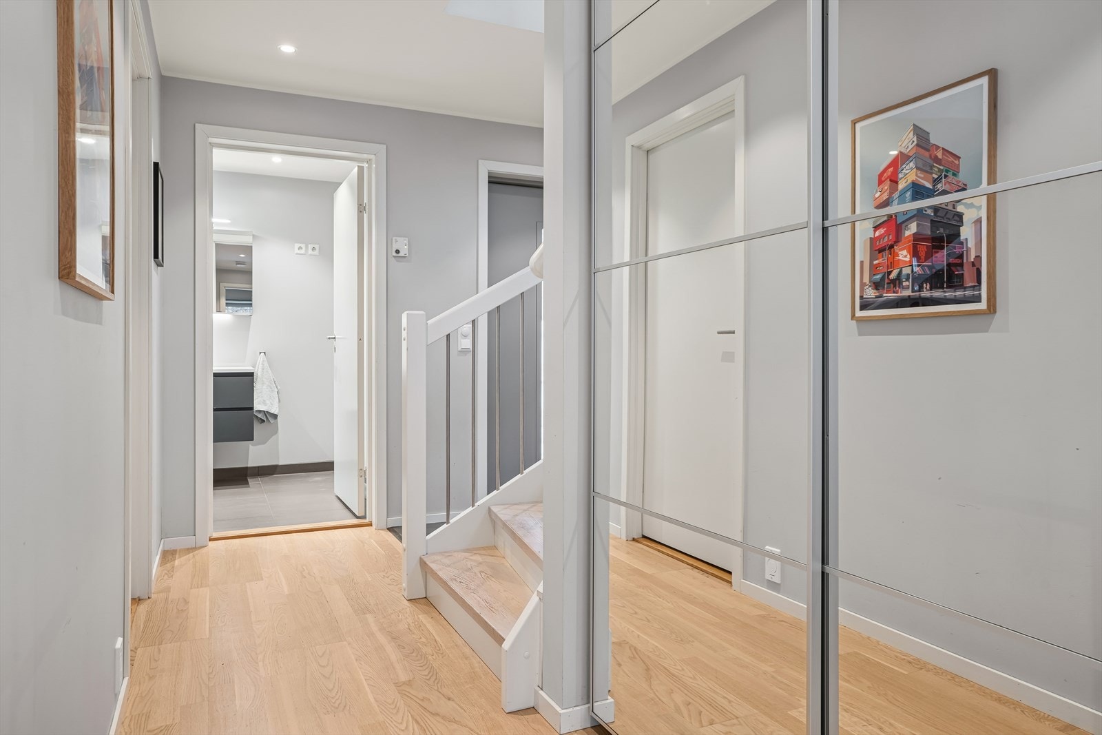 Garderobe i gangen Galleribilde