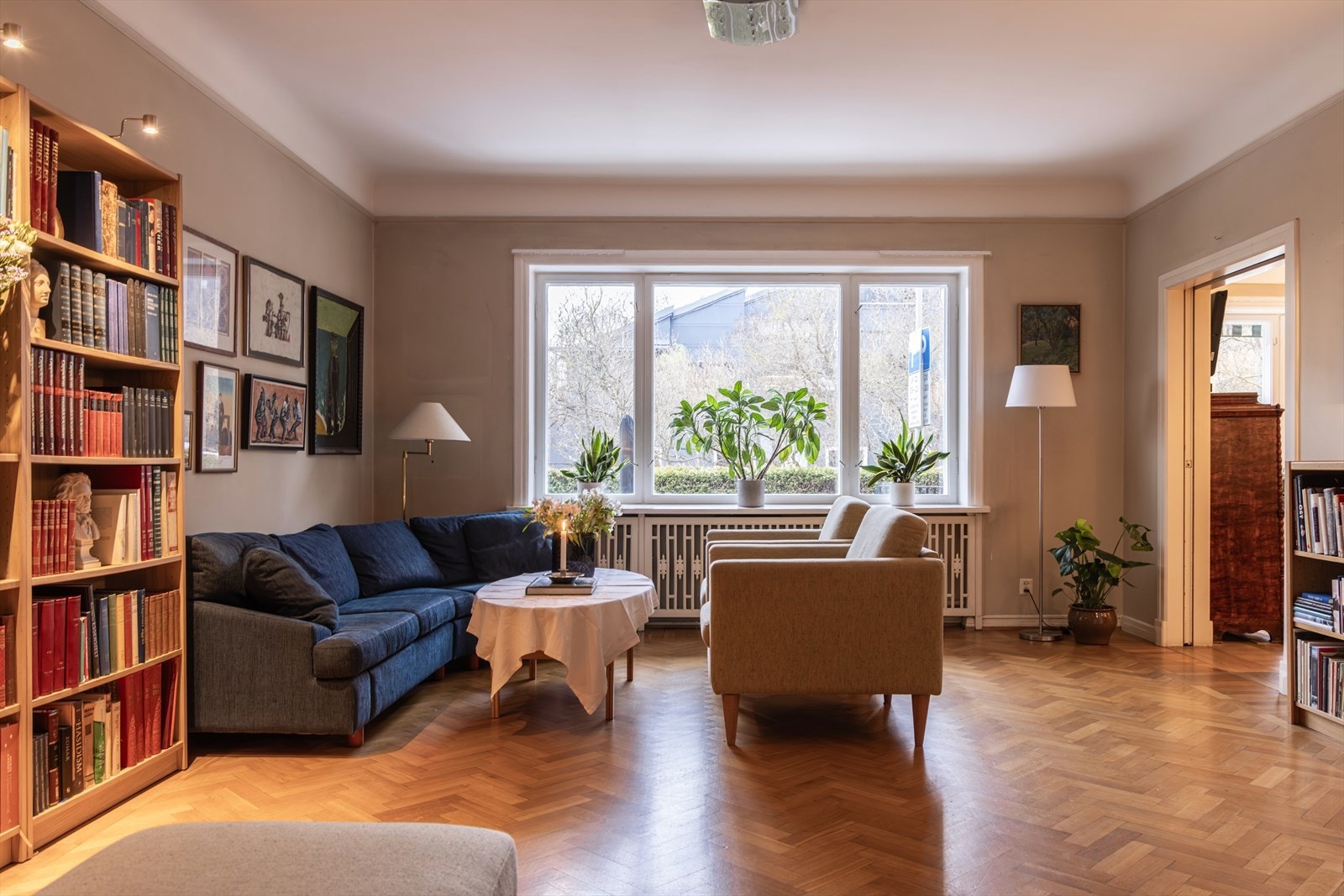 1. etasje inneholder entré/gang, bad, 3 soverom, soverom/kontor, kjøkken, stue, gang, gang 2 og trapperom. Galleribilde