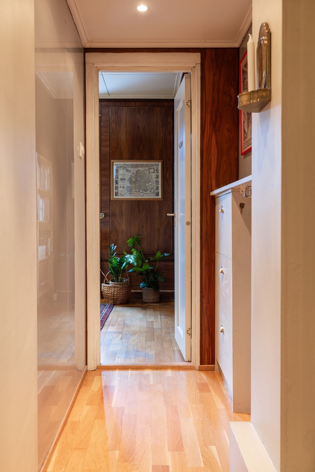 Mellomgang mellom entré/gang og kontor/soverom. Galleribilde