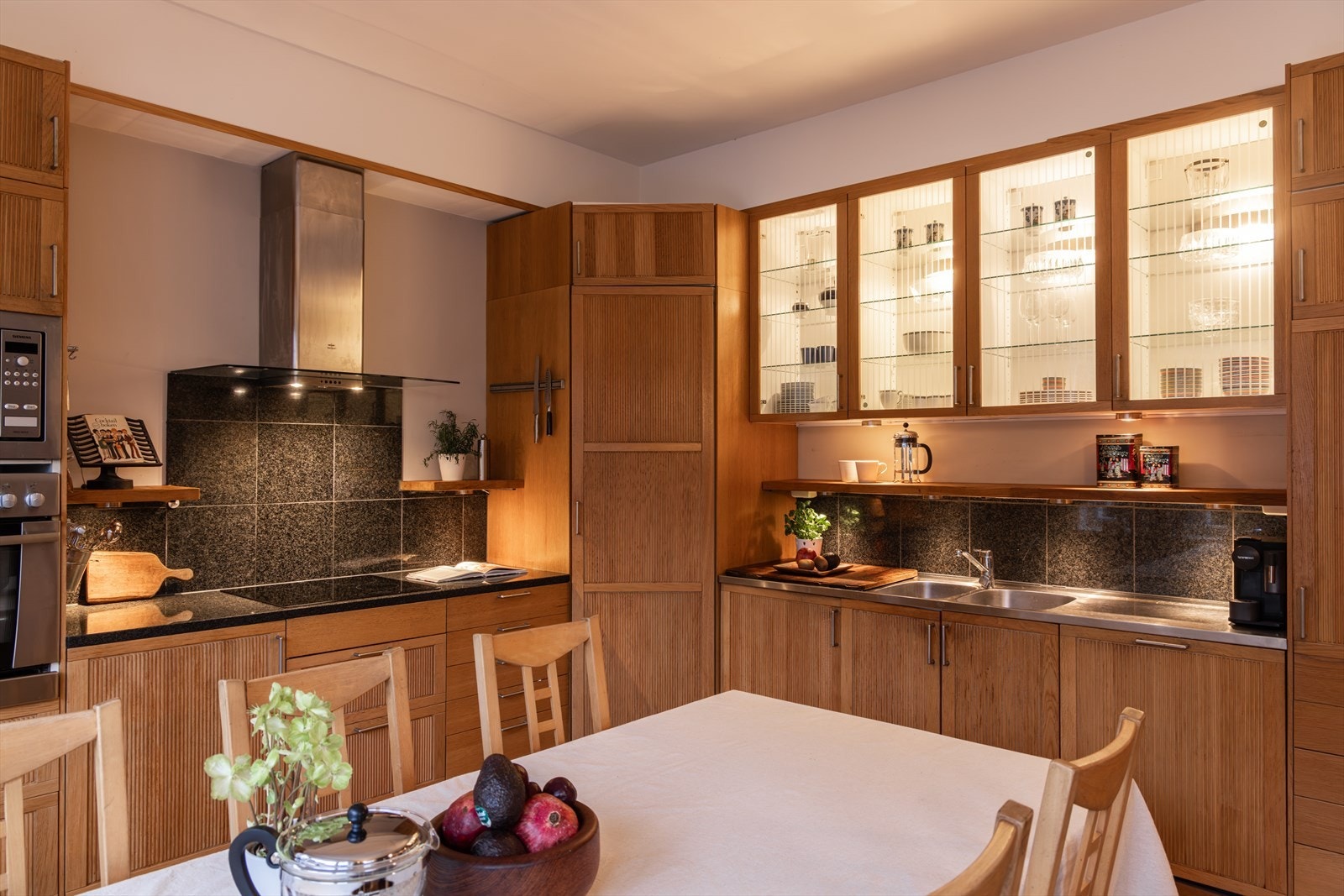 Hvitevarer bestående av induksjon koketopp, stekeovn, micro, kjølehjørne, fryser i benkeskap og oppvaskmaskin. Galleribilde