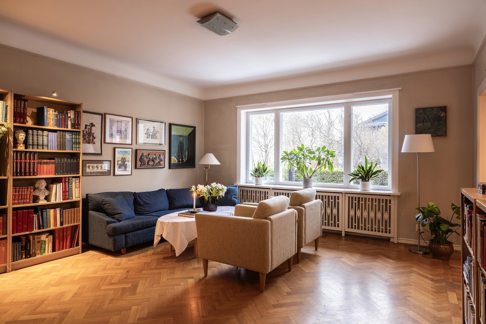 Romslig stue med store vindusflater og takhøyde målt til 2,83 meter som gir en god romfølelse. Galleribilde