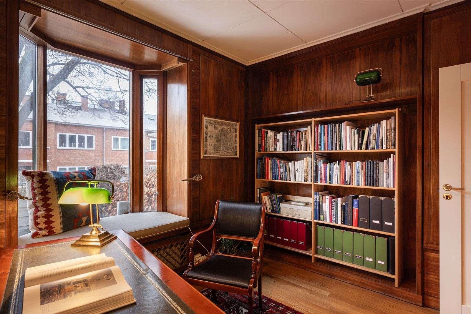 Karnapp med plassbygget sittebenk og utsyn ut mot egen hageparsell. Galleribilde