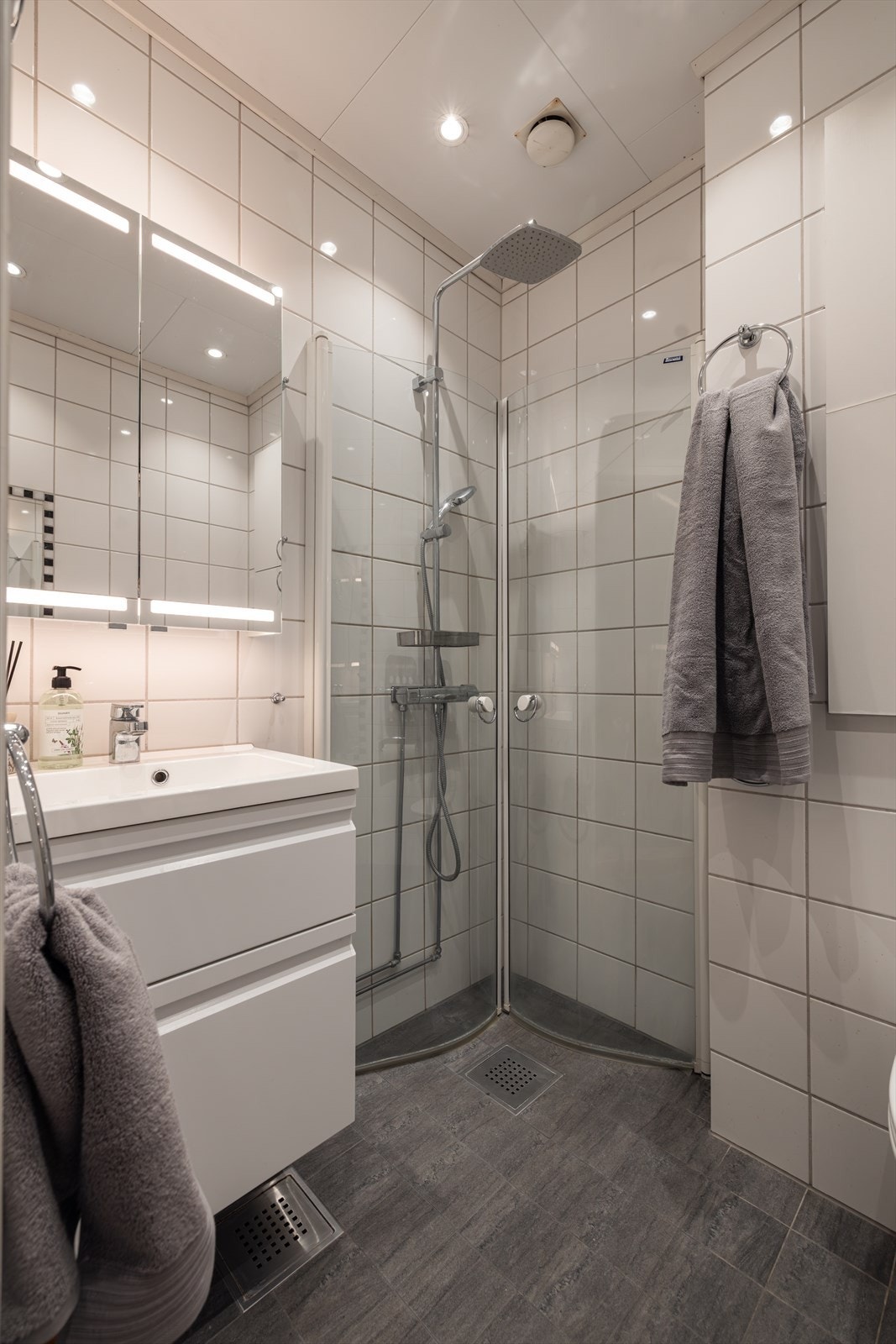 Flislagt bad fra 2001. Varmekabler og gulvfliser oppgradert i 2019. Galleribilde