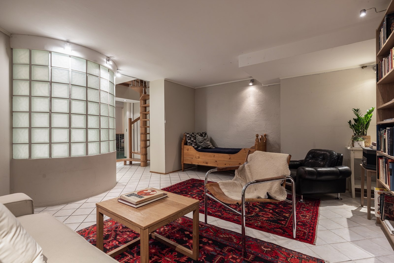 Romslig innredet kjellerstue med mange bruks muligheter (ikke godkjent for varig opphold). Galleribilde