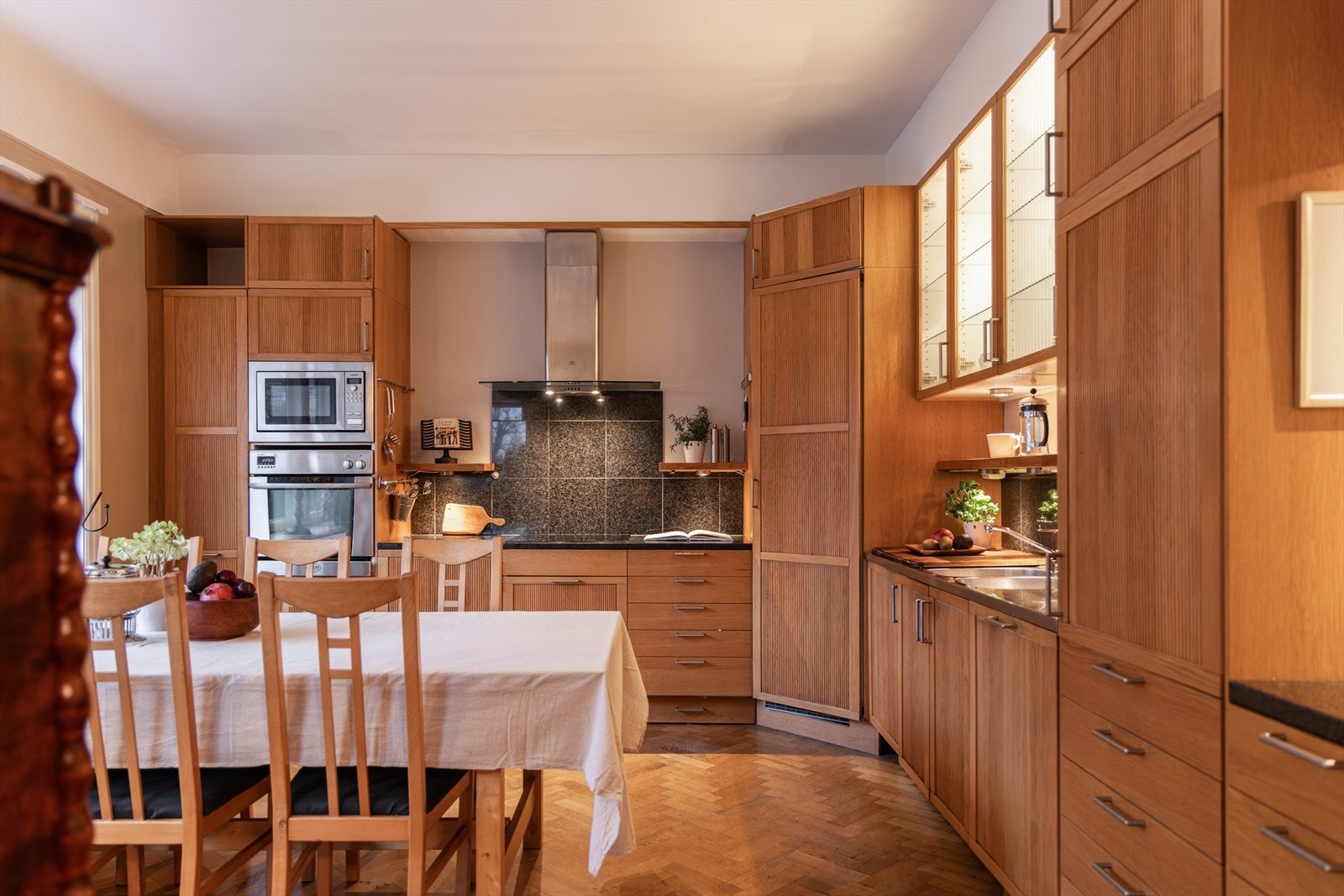 Benkeplate i polert stein og stål benkebeslag med skyllekum og ettgreps blandebatteri. Galleribilde