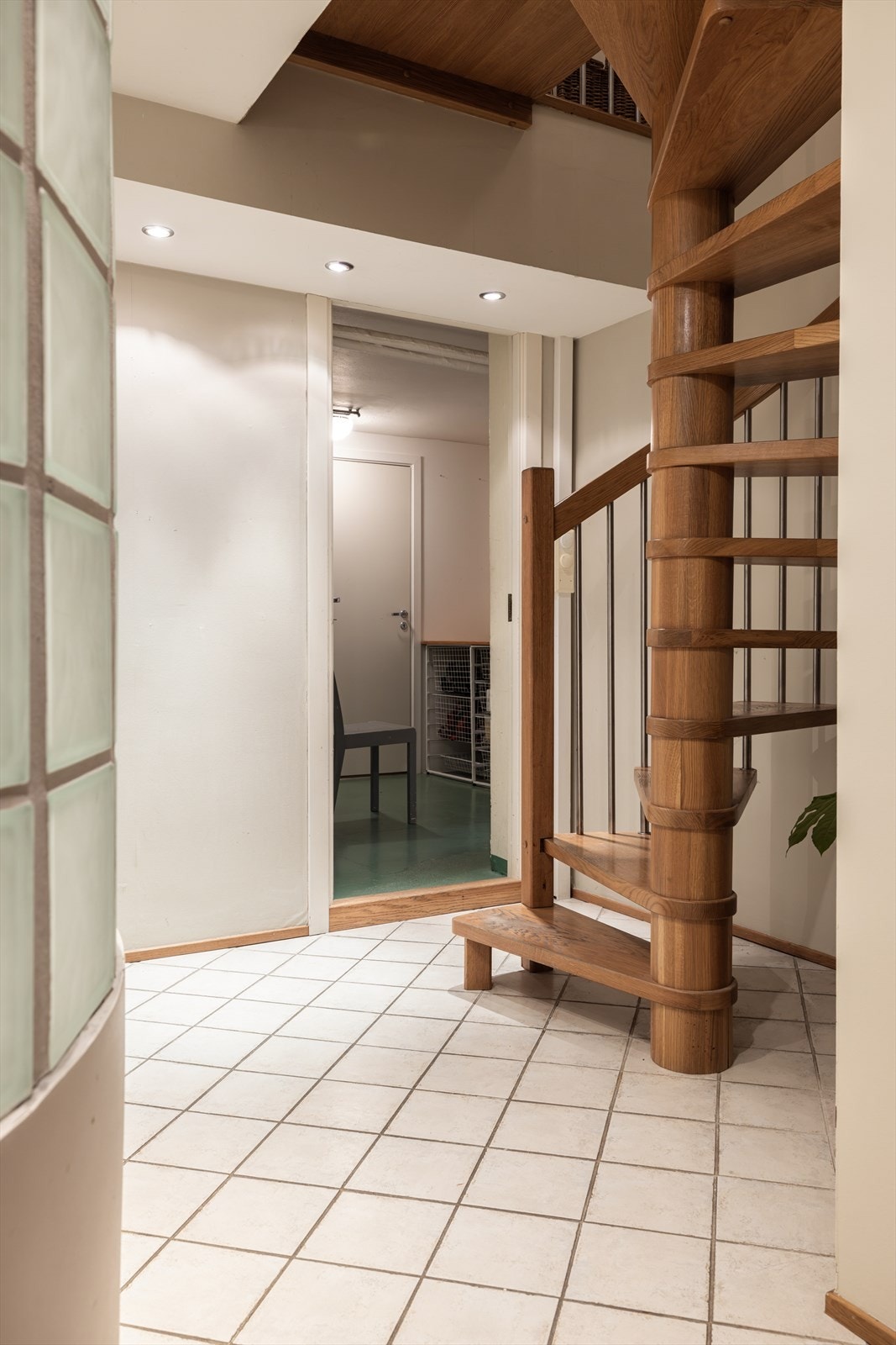 Vindeltrapp tar deg fra 1. etasje og ned til underetasjen. Galleribilde