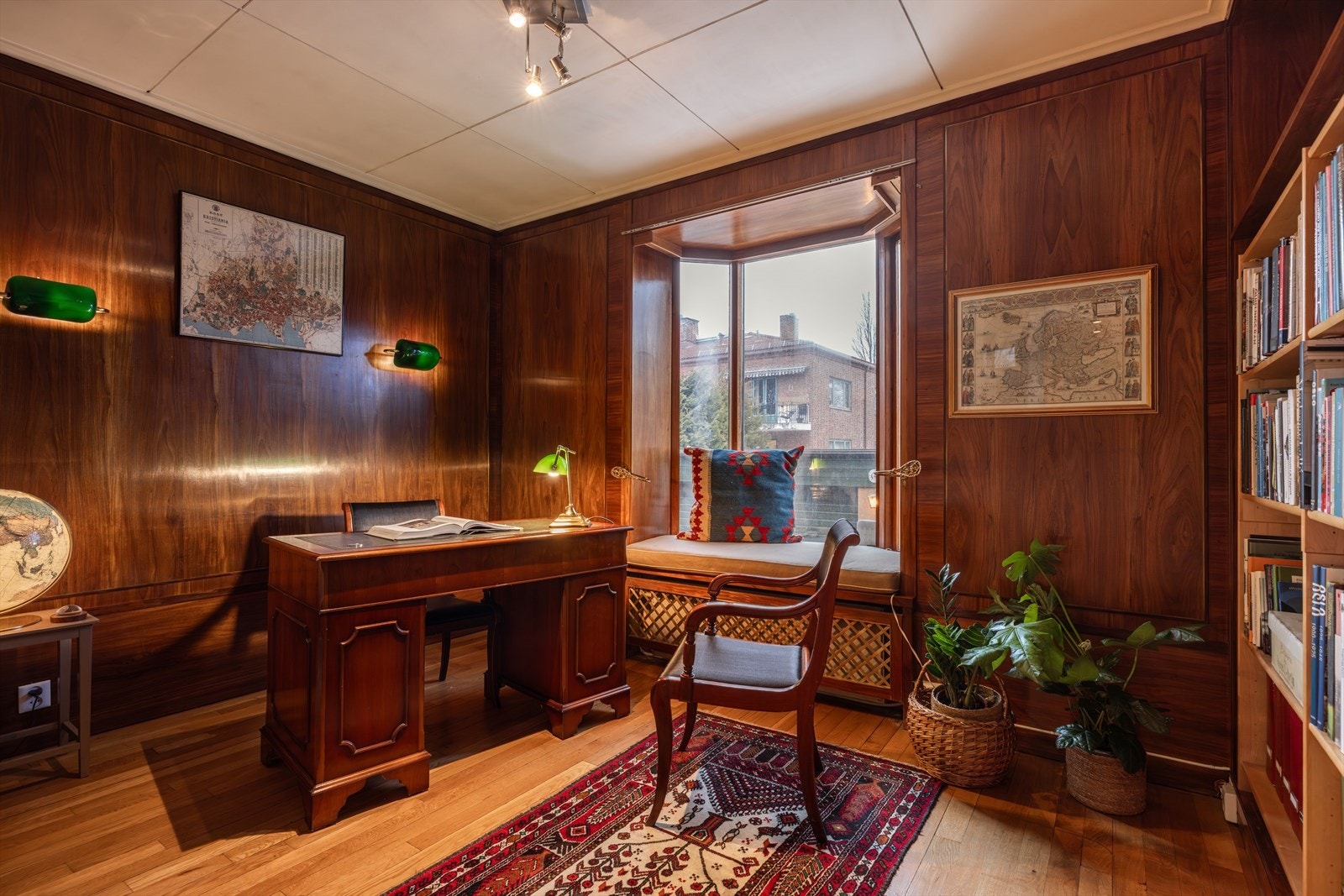 Kontor/soverom med flott karnapp som gir godt lysinnslipp, kombinert med gjennomgående, varmt mahognipanel. Galleribilde