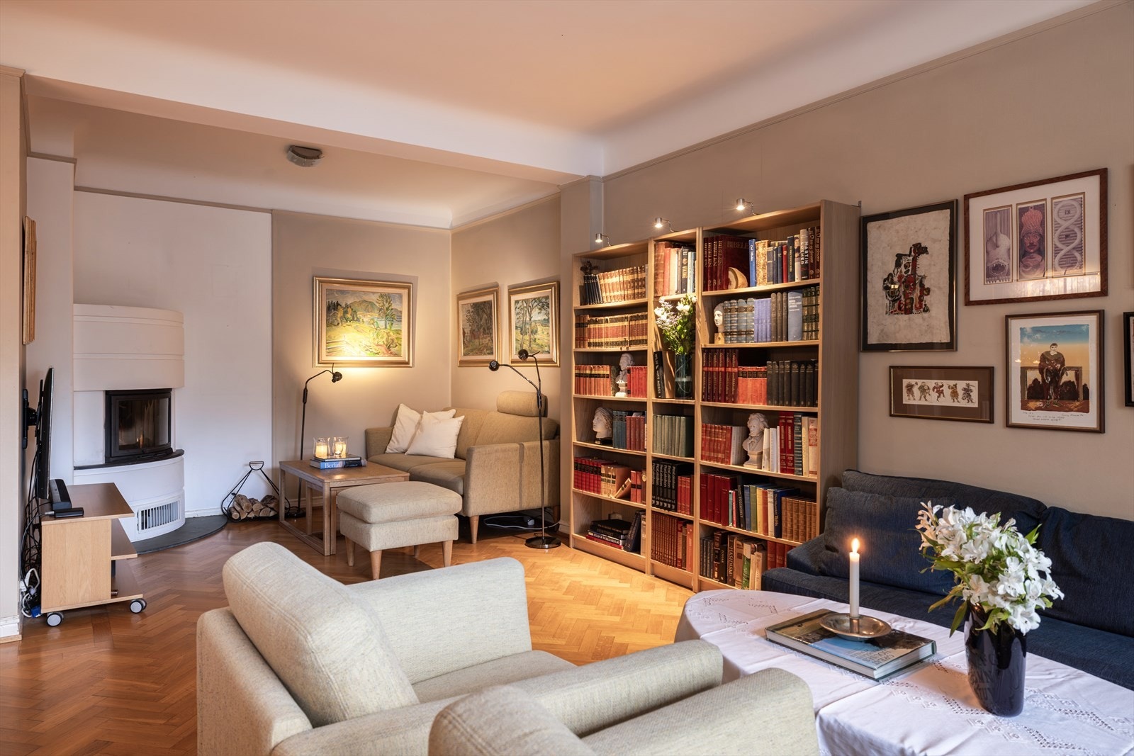 Stor stue med ildsted og mulighet for flere soner. Galleribilde