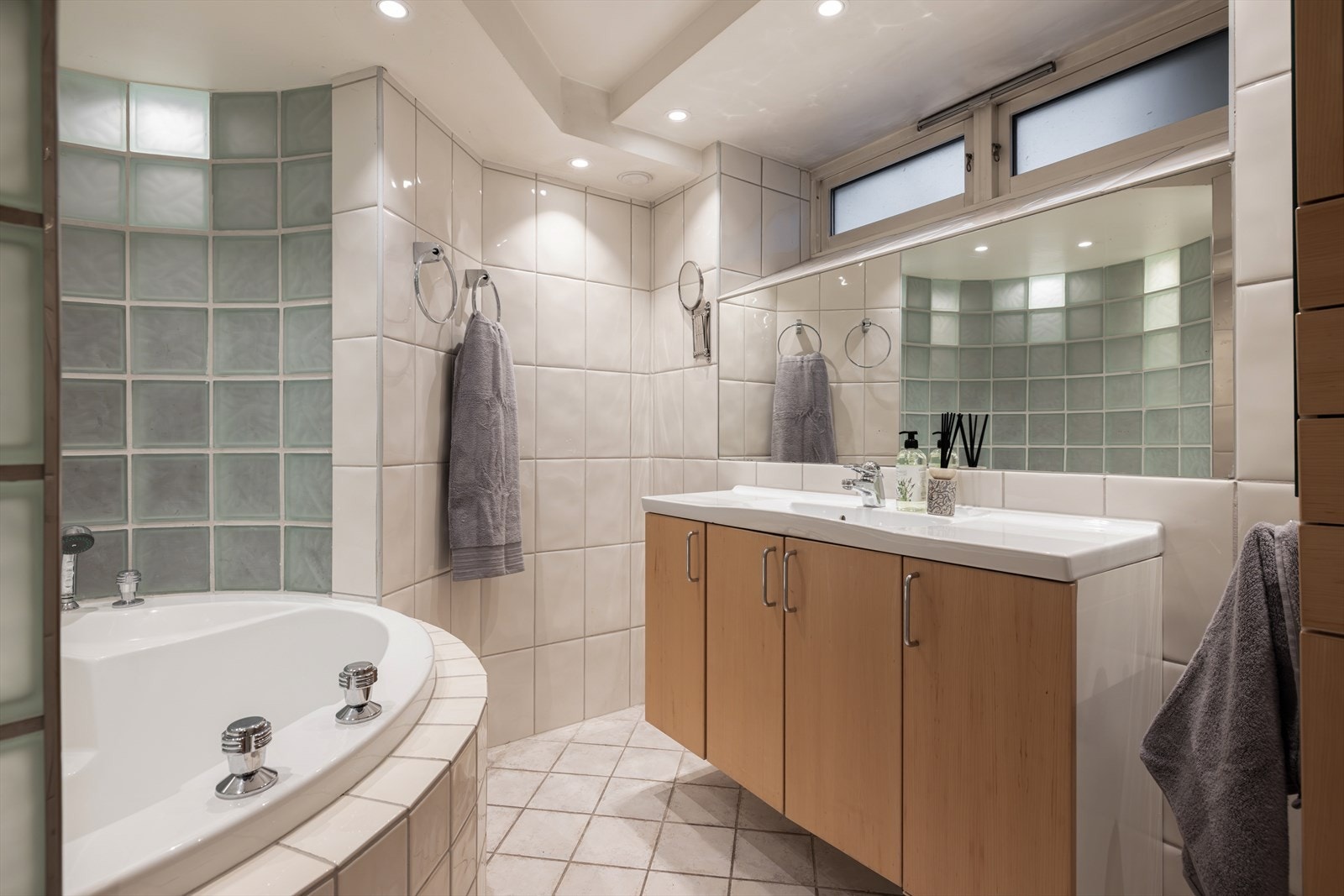 Romslig bad fra 2003 (ikke godkjent for varig opphold). Galleribilde