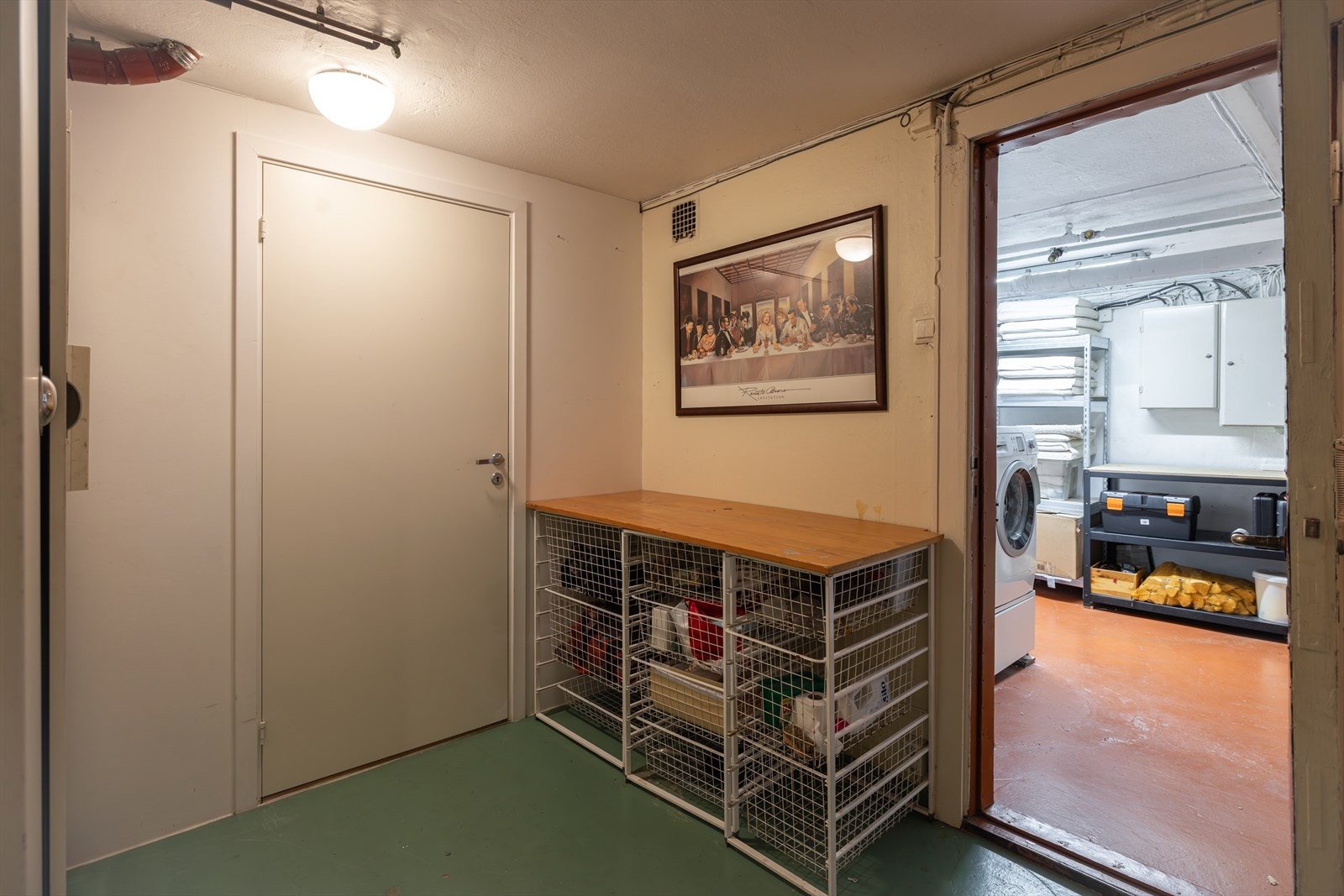 Kjellerarealene mellom seksjonene er adskilt med vegg og dør (avvik fra dagens bygningstekniske krav er påpekt i tilstandsrapport). Galleribilde