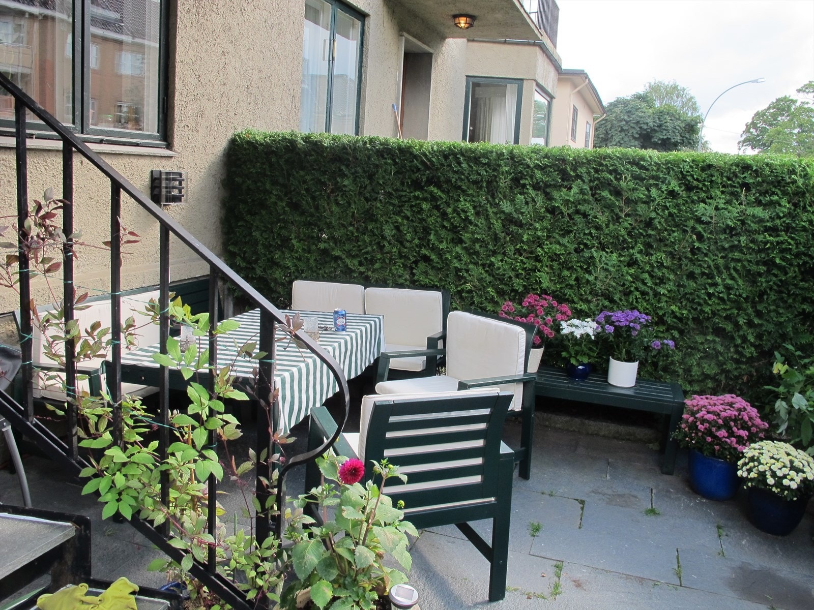 Skjermet markterrasse med natursteinsheller (selgers private bilde). Galleribilde