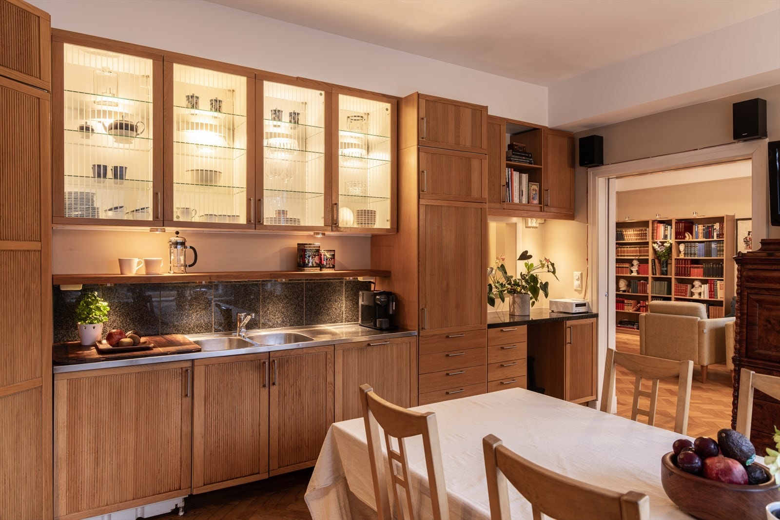 Kjøkkenet har god plass til spisegruppe. Galleribilde