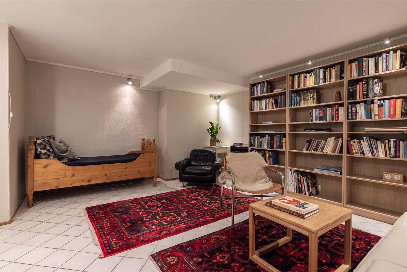 Romslig innredet kjellerstue (ikke rom for varig opphold), med takhøyde ca. 2,18 meter. Galleribilde