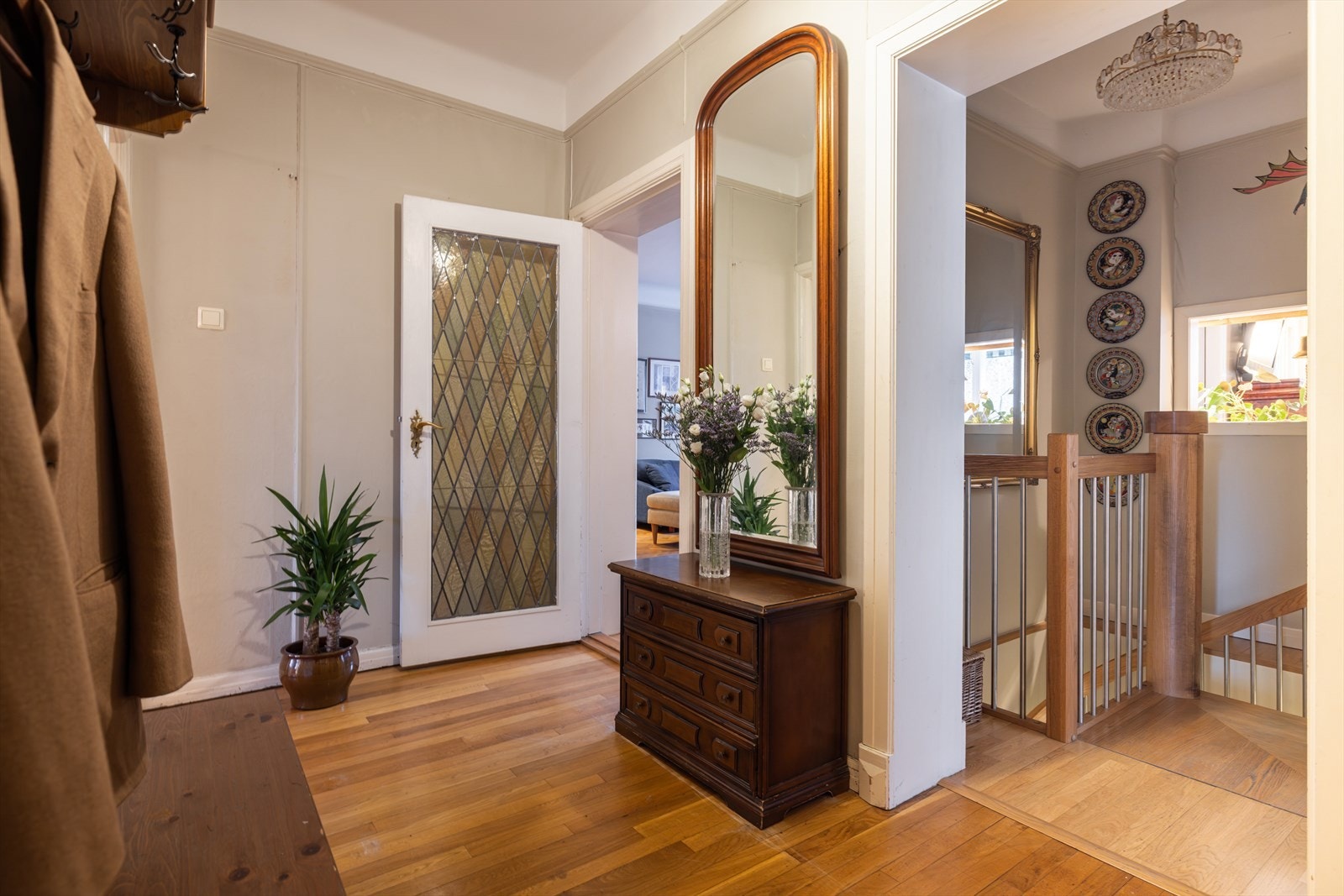 Entré/gang i 1. etasje sett mot trapperom og soverom 3. Galleribilde