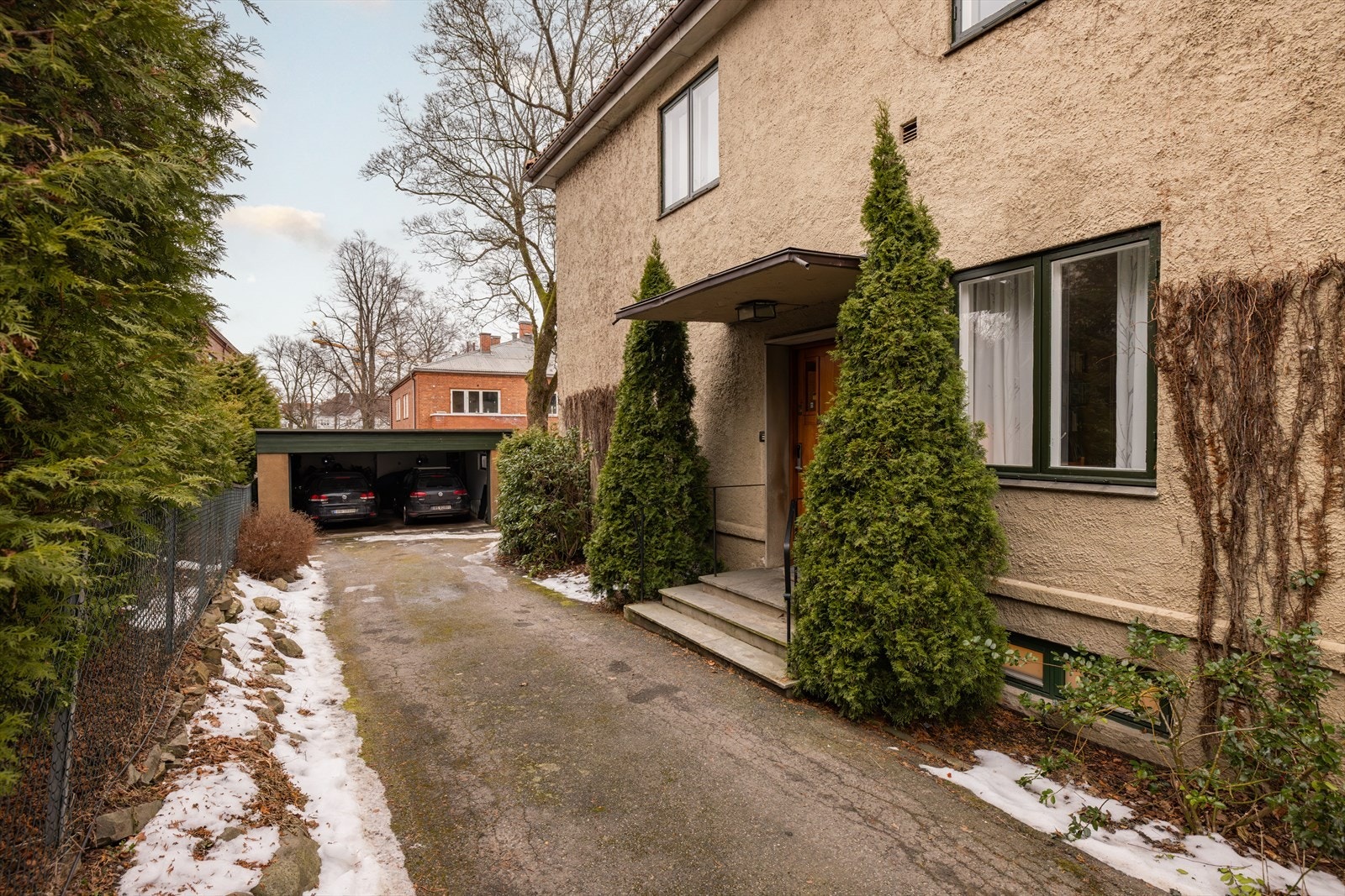 Eiendommen er pent opparbeidet med asfaltert adkomst og det medfølger biloppstillingsplass i felles garasje. Galleribilde