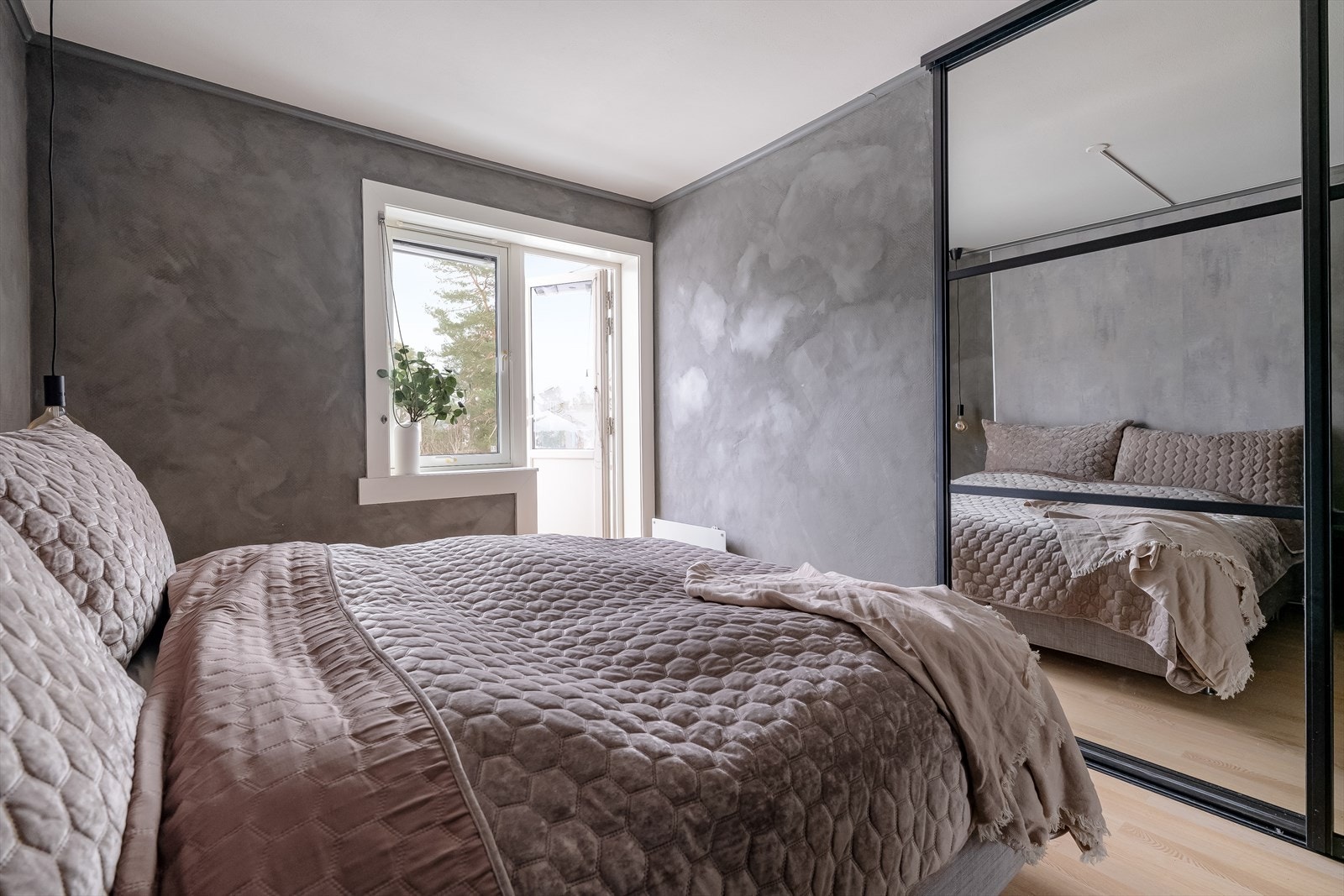 Rommet har sitt eget preg med kalkmaling på veggene. Galleribilde