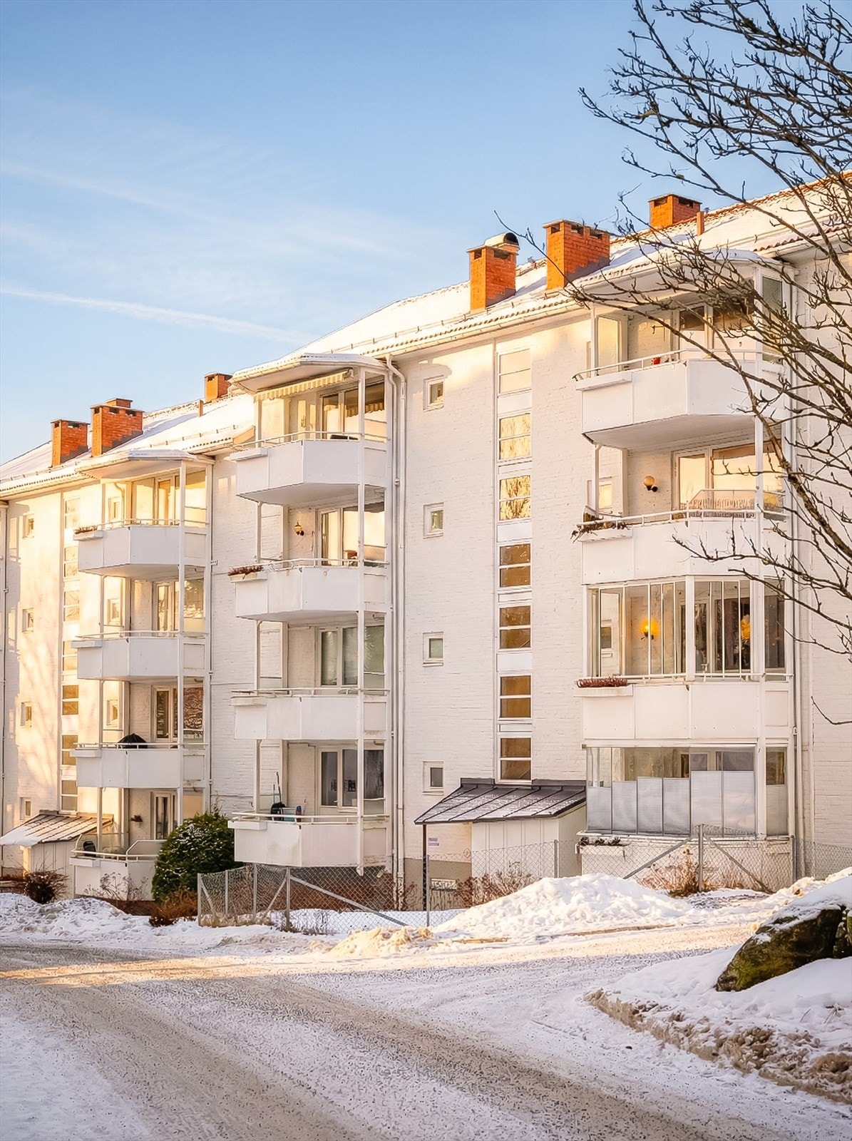 Leiligheten ligger i et veletablert borettslag. To kjellerboder og en loftsbod medfølger. Galleribilde