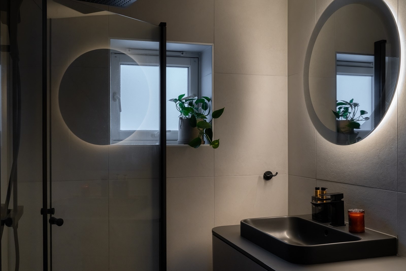 Moderne innredning med servant og vegghengt toalett med innebygget sisterne. Galleribilde