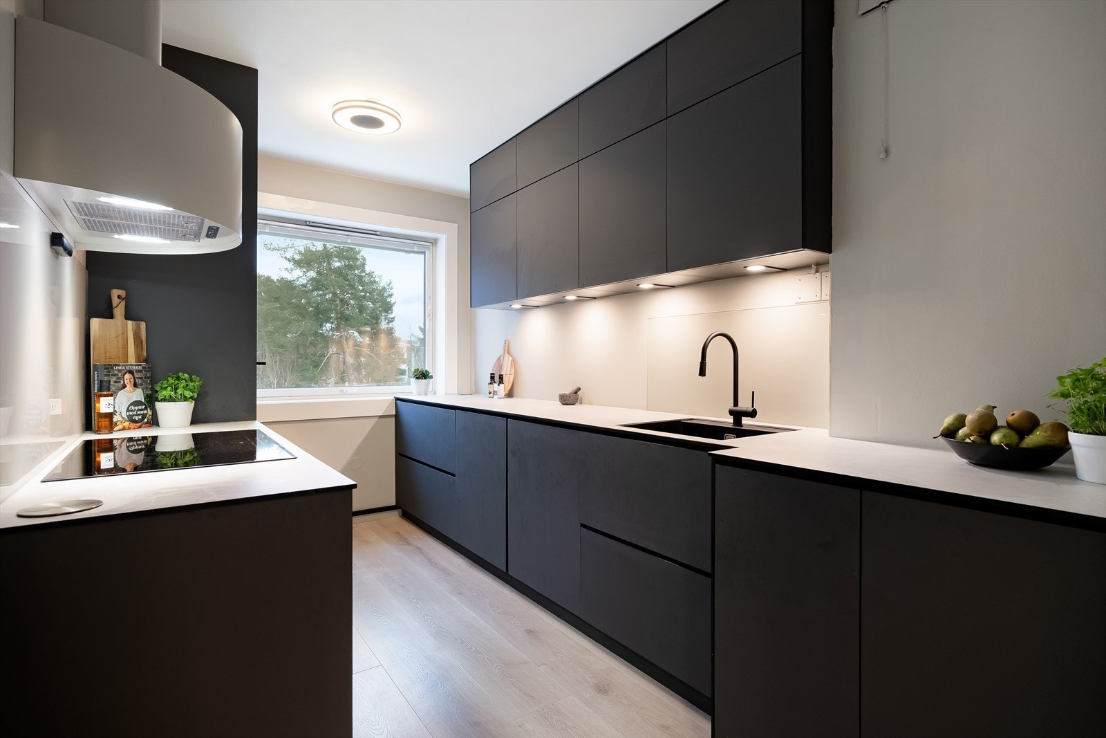 Velkommen til Vaskeribakken 7! Leiligheten er betydelig oppgradert de siste årene med blant annet Kvik kjøkkeninnreding i 2022. Galleribilde