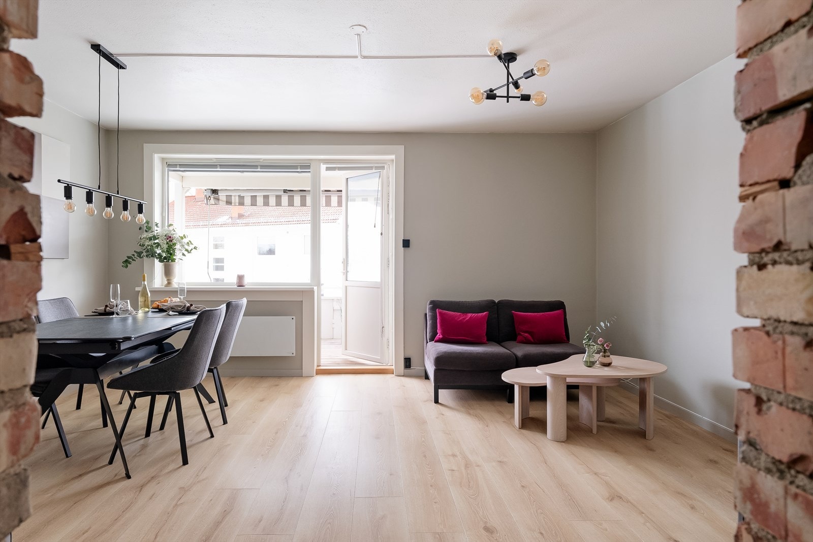 Fra stuen er det direkte utgang til en romslig, vestvendt balkong på 6 m². Galleribilde