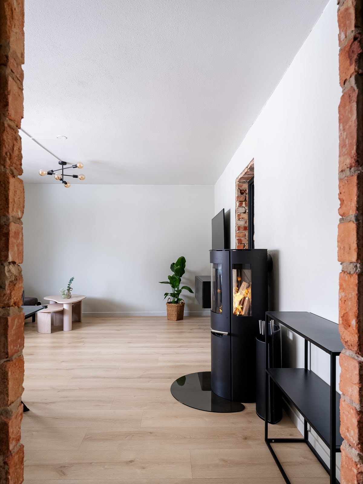 Eksponert teglstein gir leiligheten et stilig preg. Galleribilde