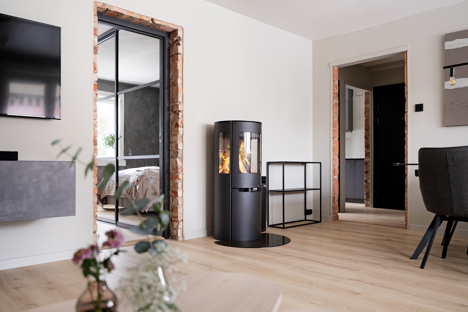 Stuen er et sosialt samlingspunkt med en peis som gir ekstra varme og hygge. Galleribilde