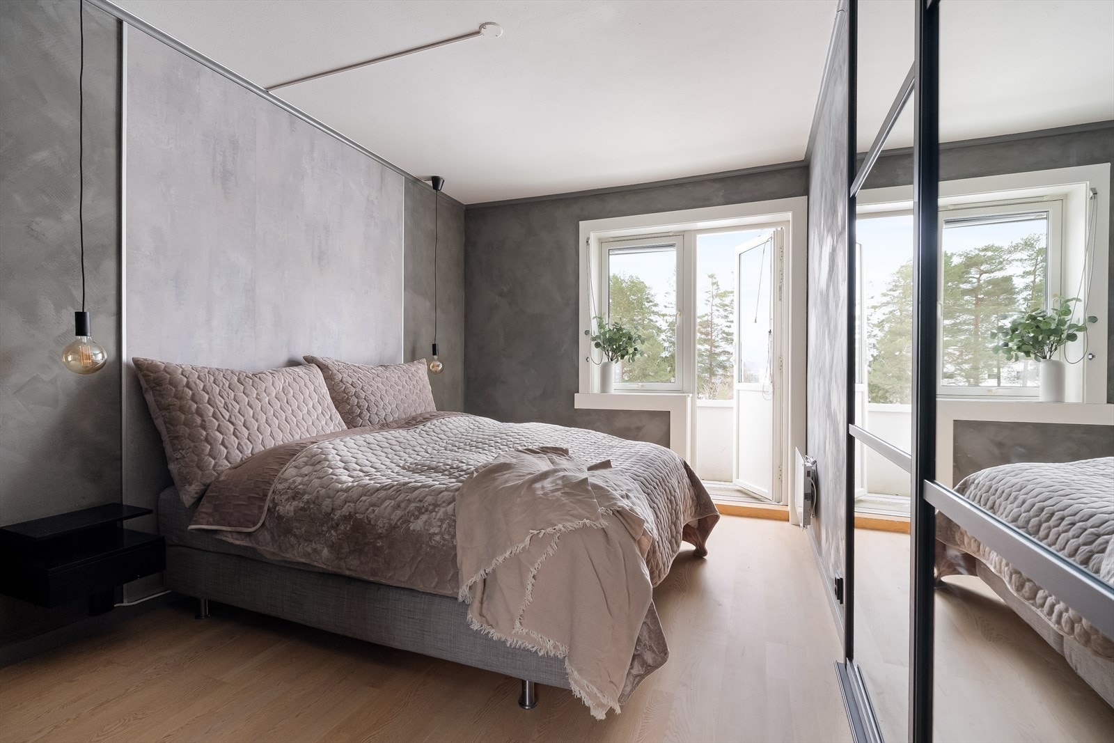 Store garderobeskap med speilfronter gir rikelig med oppbevaringsplass. Galleribilde