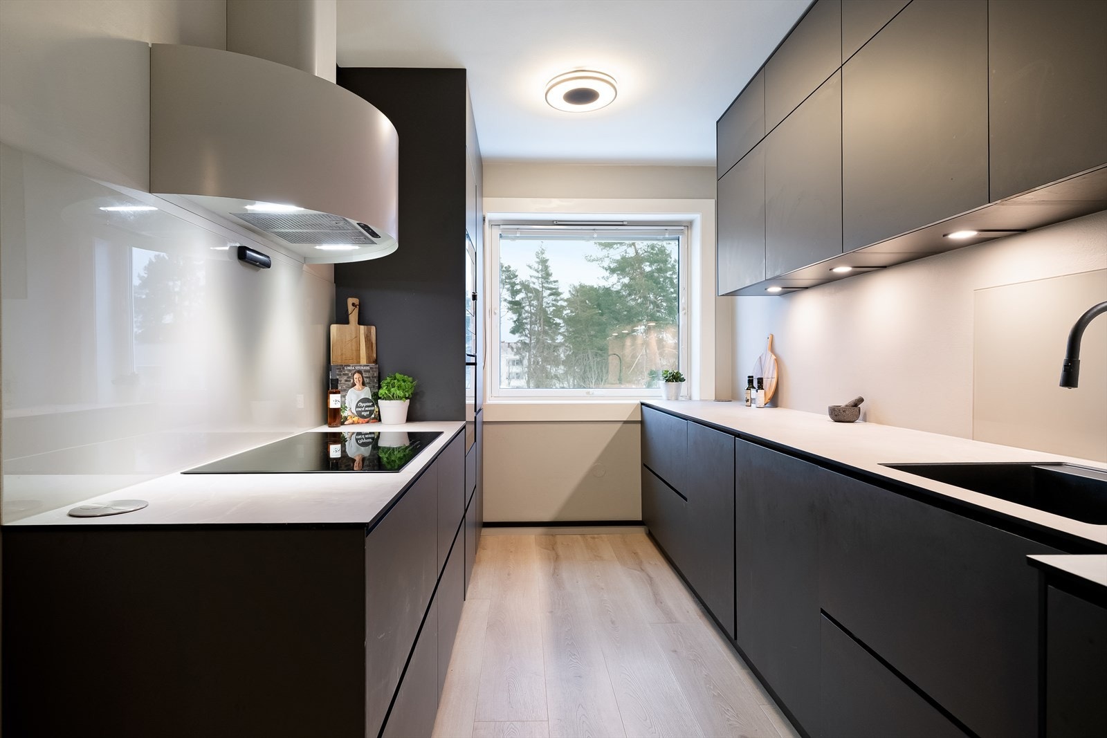 Kjøkkenet har en stilren innredning med glatte fronter og integrerte hvitevarer. Galleribilde