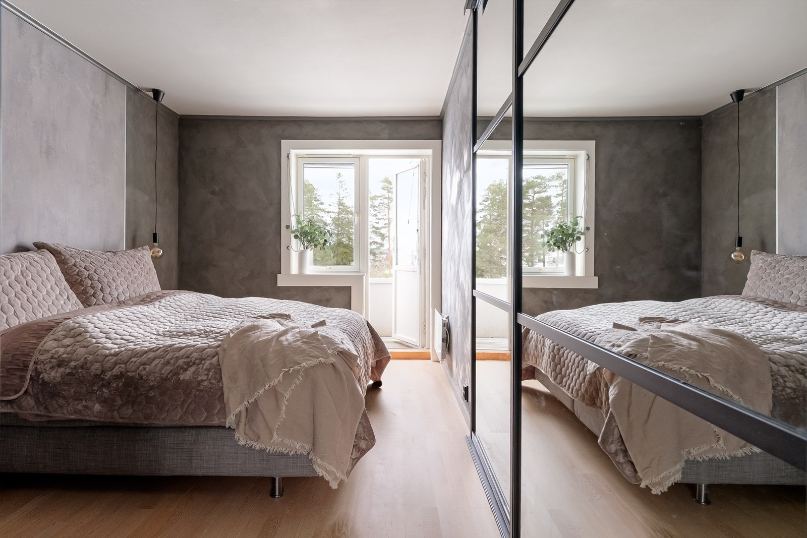 Hovedsoverommet har god plass til dobbeltseng og utgang til egen østvendt balkong. Galleribilde