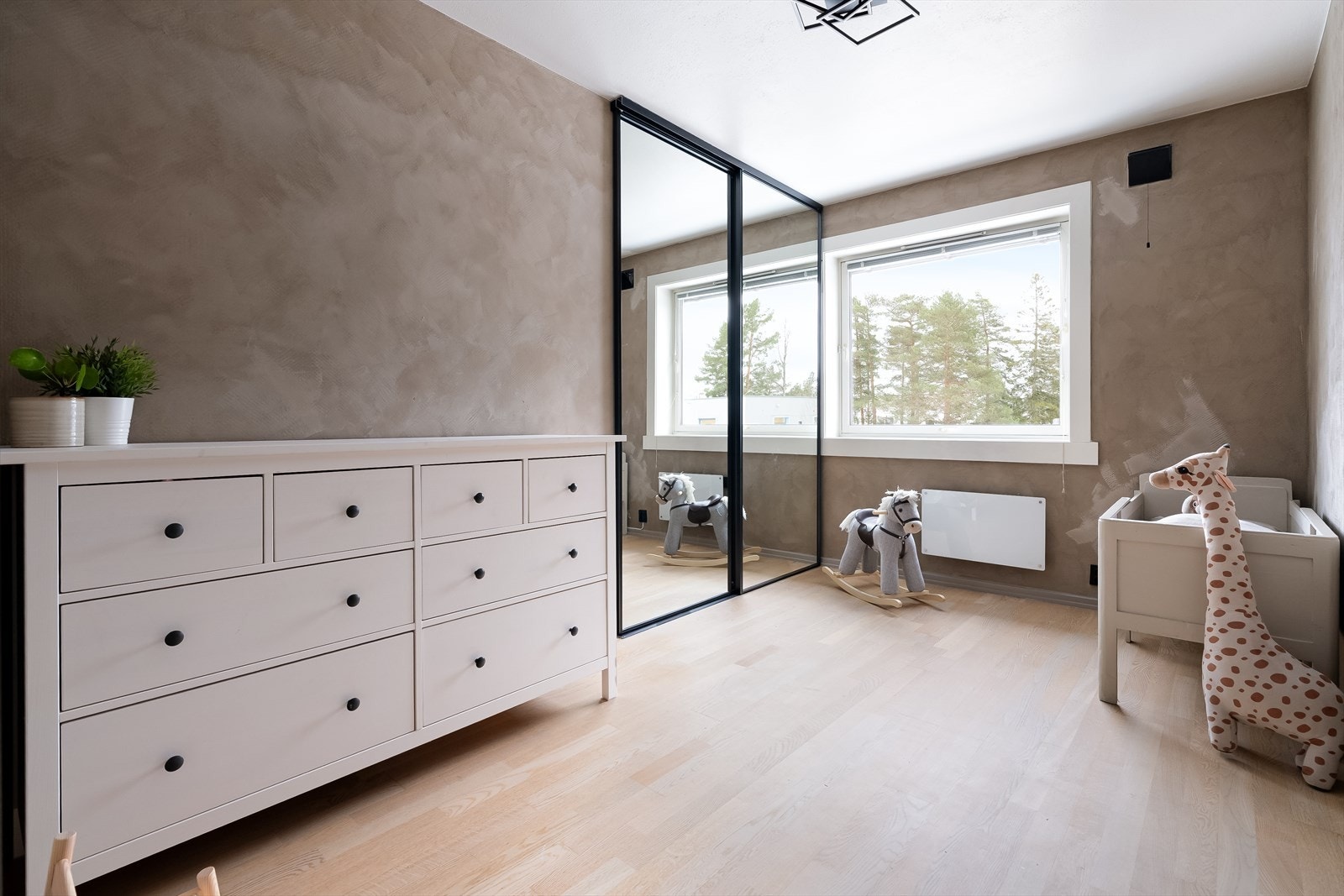 Leilighetens andre soverom er også av god størrelse, med plass til seng og møblement. Galleribilde