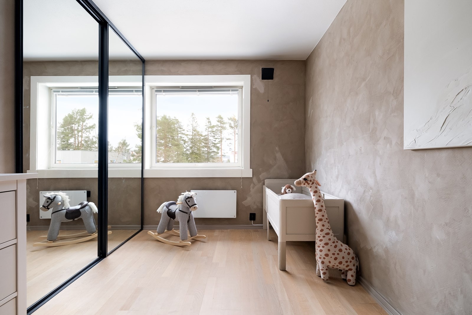 Også her er det store garderobeskap med speilfronter. Galleribilde