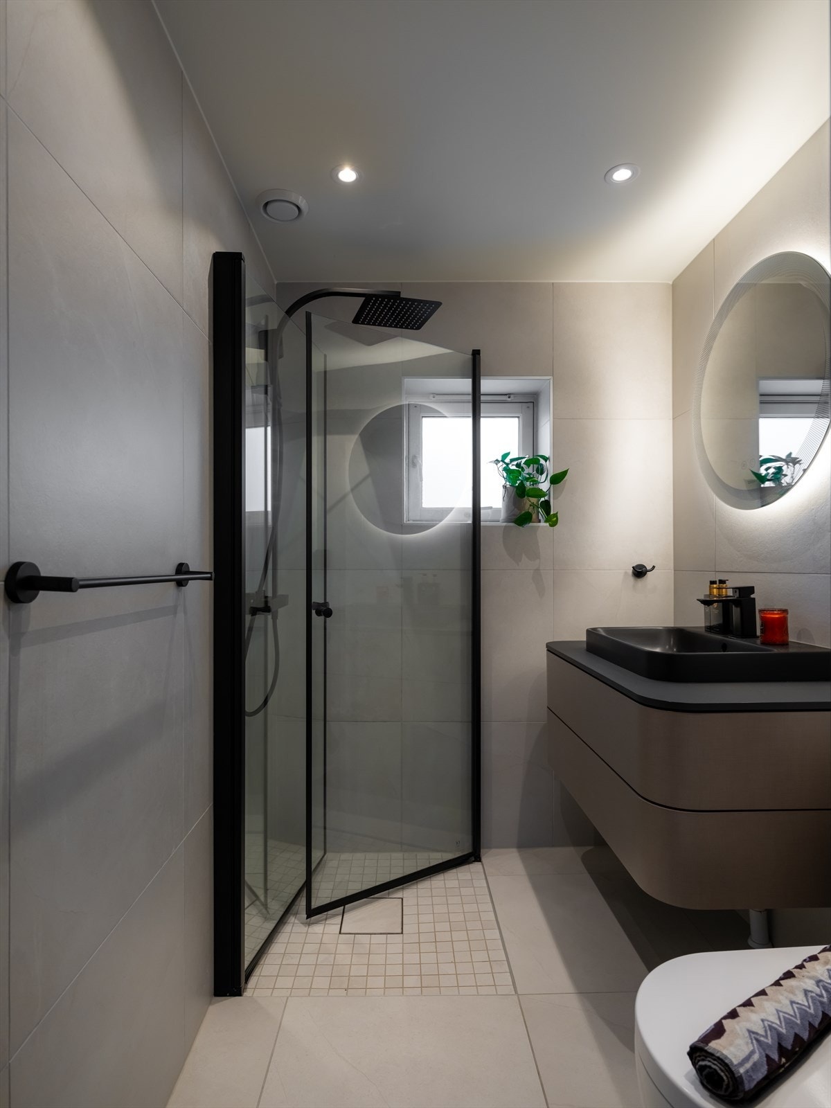 Her er det dusj med dører i herdet glass og opplegg for vaskemaskin. Galleribilde