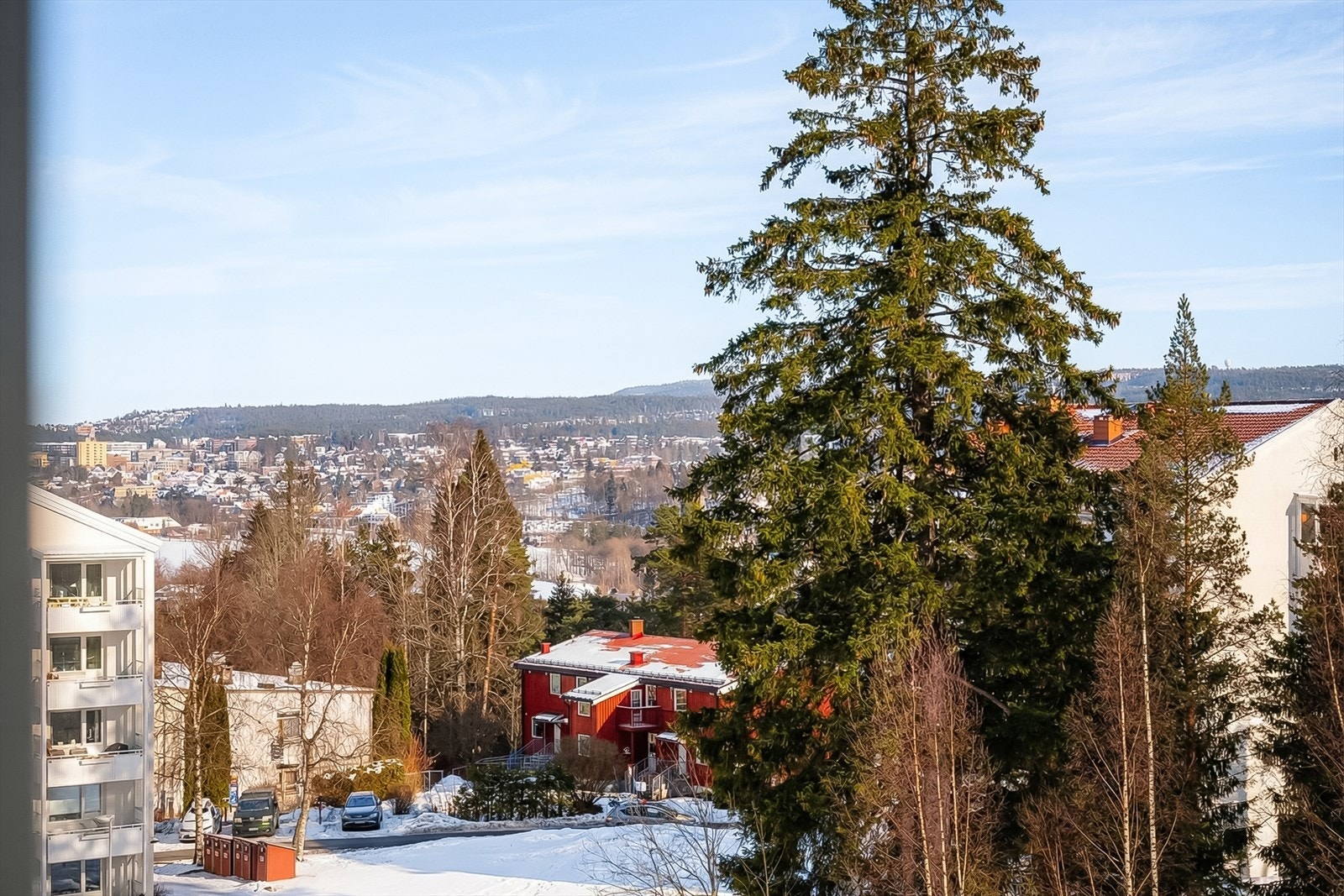 Herlig utsyn! Her du nyte morgenkaffen til fuglekvitter og ekorn. Galleribilde