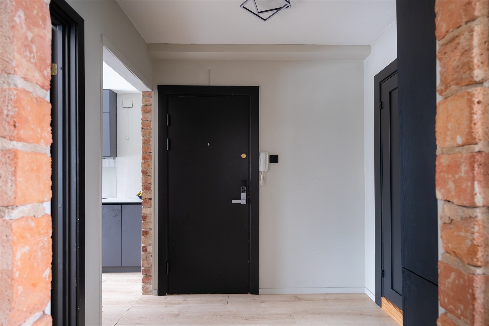 Fra entréen er det enkel adkomst til alle rom. Galleribilde