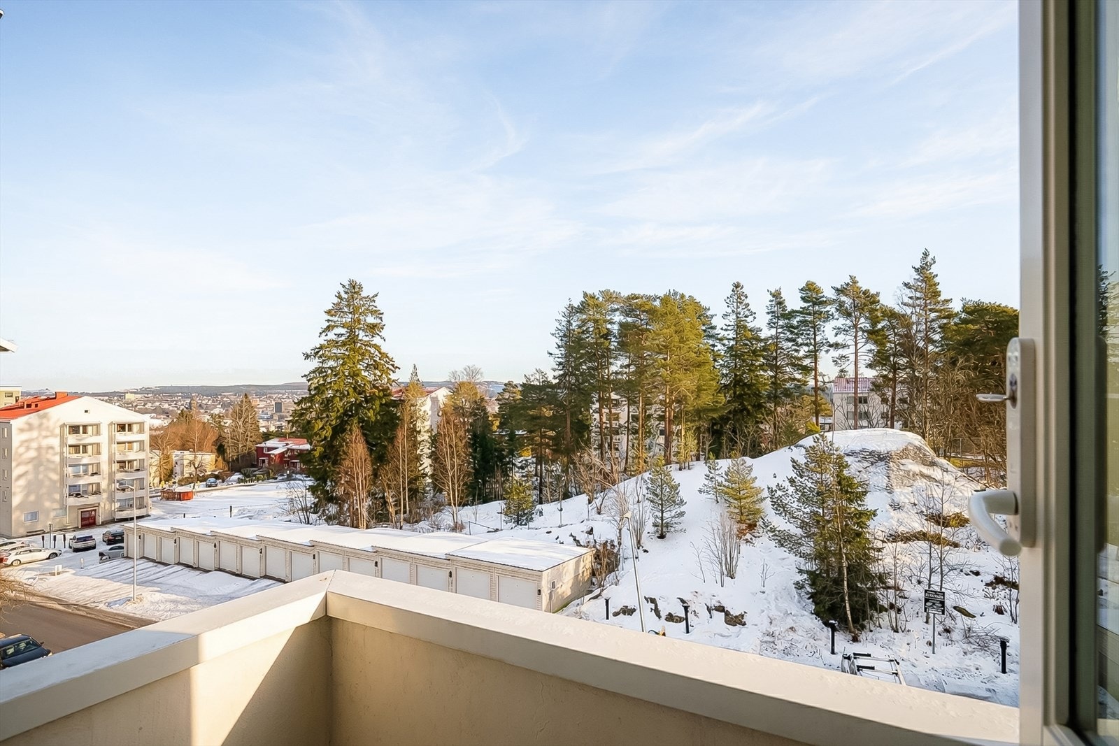 Deilig balkong med morgen sol. Leiligheter byr på 2 balkonger, en i stuen og en på soverommet. Galleribilde
