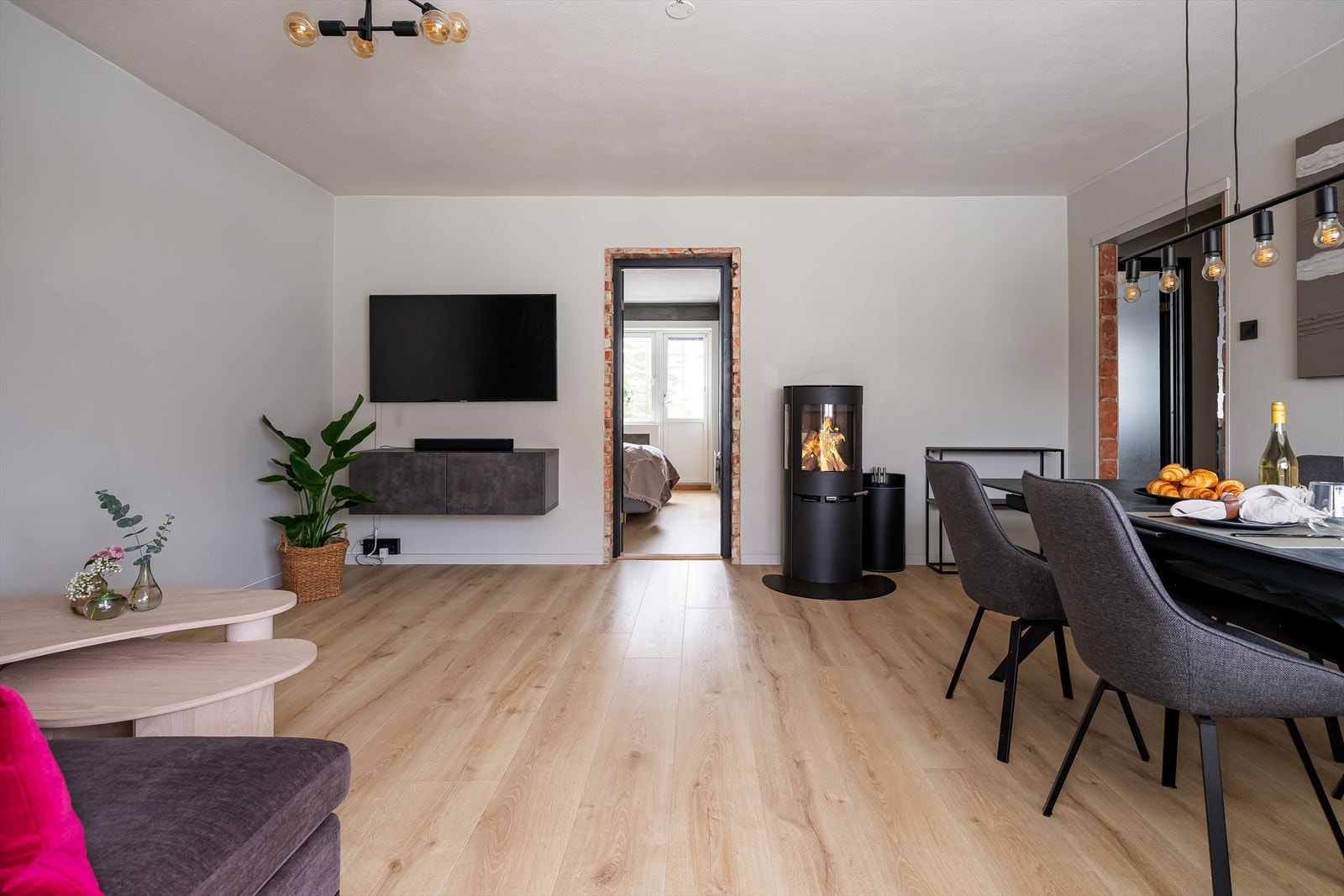 Den gjennomgående stuen har god plass til både sofagruppe og spisebord. Galleribilde