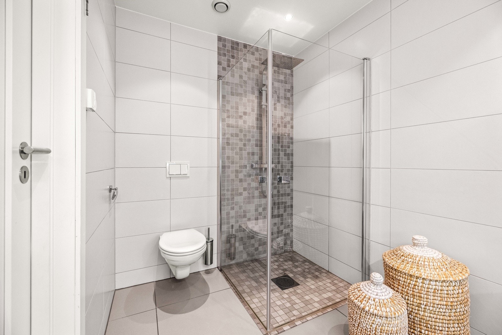 Pent, flislagt bad med opplegg for vaskemaskin. Galleribilde