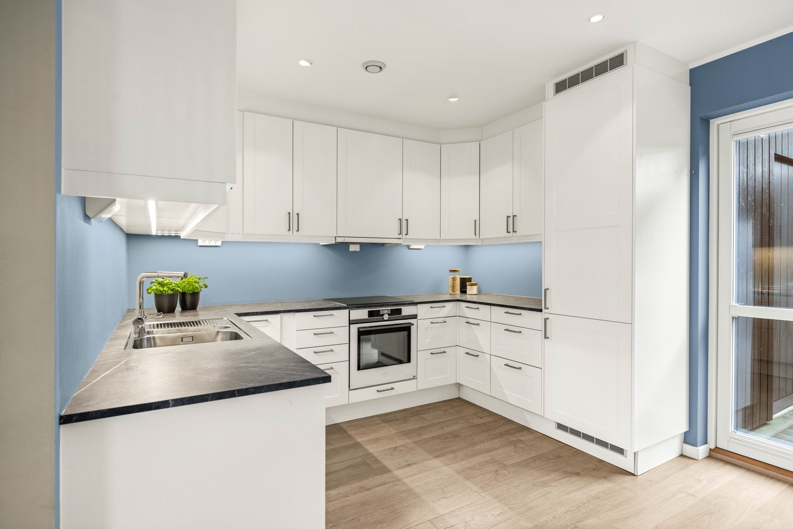 Flott kjøkken i åpen løsning med moderne innredning fra Sigdal. Galleribilde