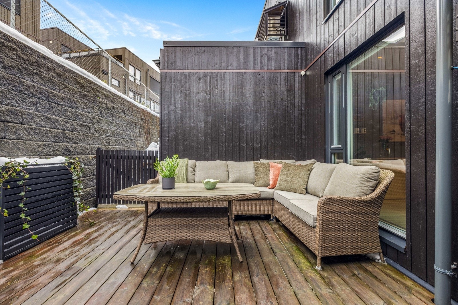 Utgang fra kjøkkenet til en usjenert og skjermet terrasse på hele 27 kvm. Galleribilde