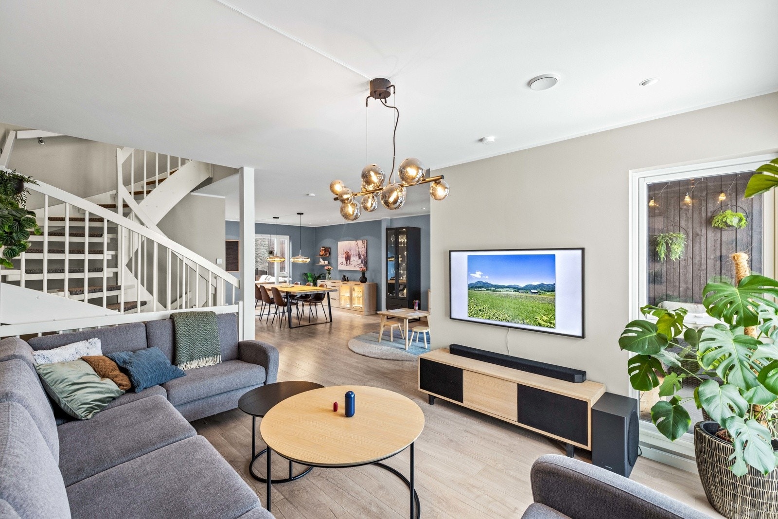 Flott enderekkehus fra 2018 over tre plan med god plass til familien. Galleribilde