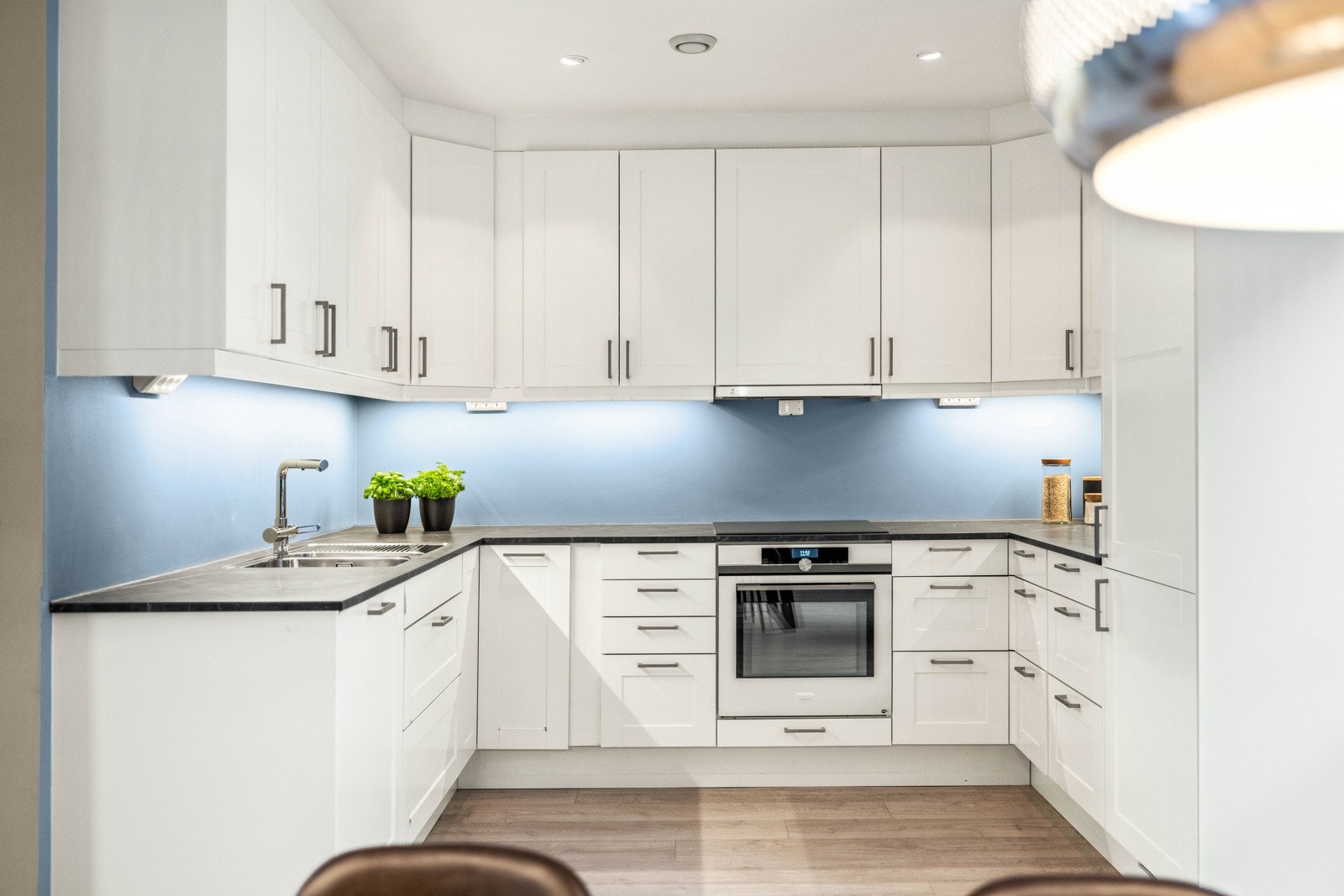 Komplett utstyrt med integrerte hvitevarer som induksjonstopp, ovn m/microfunksjon, kjøl/frys og oppvaskmaskin. Galleribilde