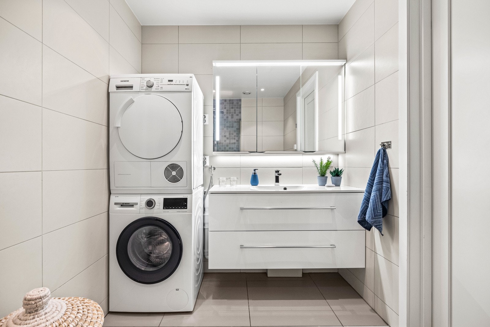 Oppe ligger en praktisk og anvendelig etasje med tre soverom sammen med ytterligere ett baderom Galleribilde