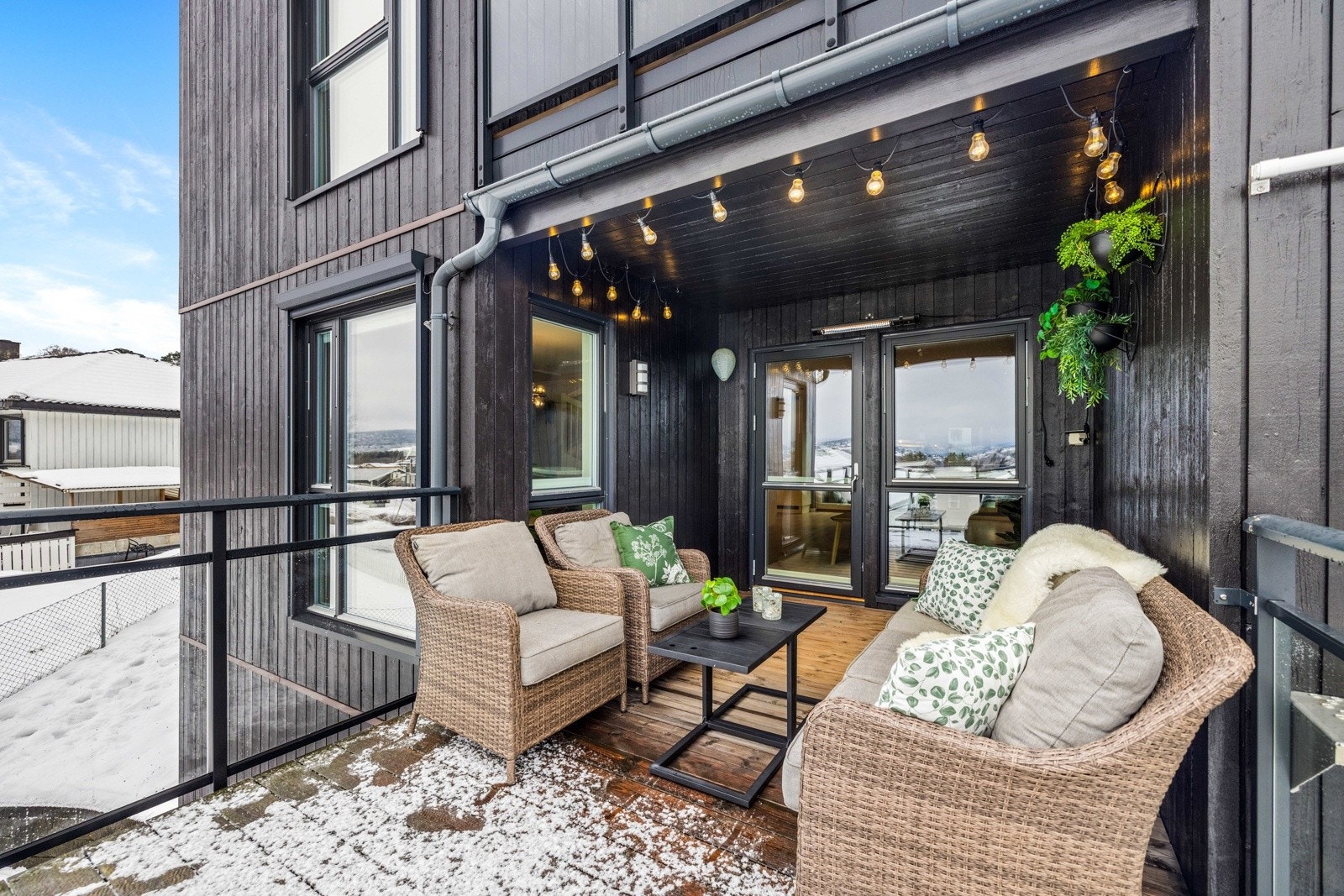 Uteplass utenfor stuen vendt mot solrike sydvest. Galleribilde