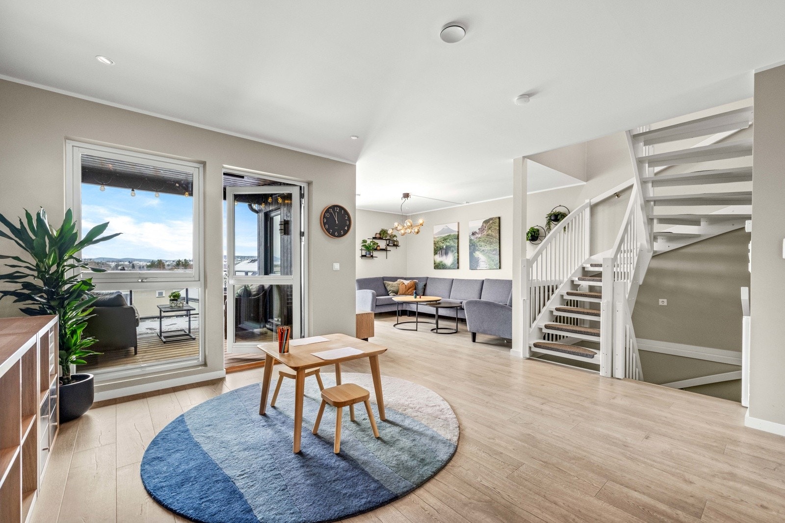 Et sosialt og barnevennlig oppholdsrom med en naturlig inndeling av sonene. Galleribilde