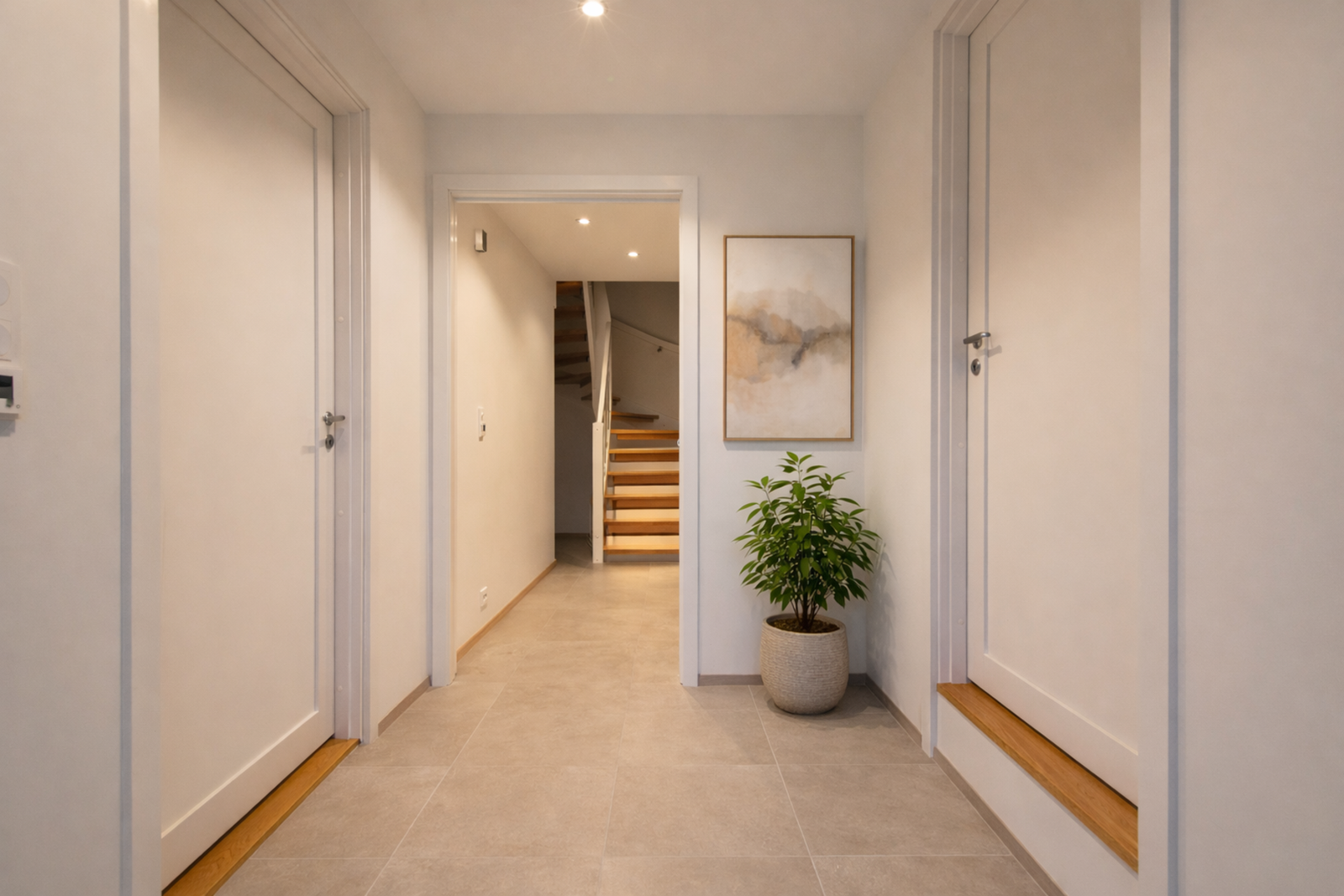 Romslig entré med god plass til oppheng av yttertøy i egen, praktisk bod til oppbevaring. Bildet er av illustrativ karakter og angir nødvendigvis ikke korrekt gjengivelse av elementer i boligene. Galleribilde