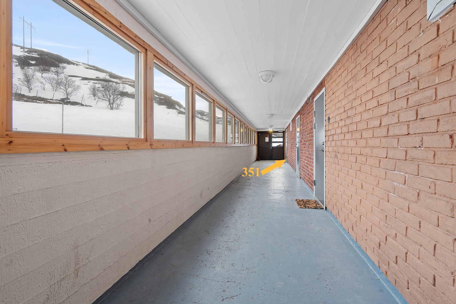 Felles gang med inngang fra siden - Enkel adkomst Galleribilde