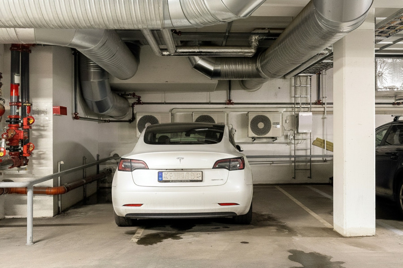 Leiligheten disponerer en parkeringsplass i felles garasjeanlegg med el-bil lader. Galleribilde