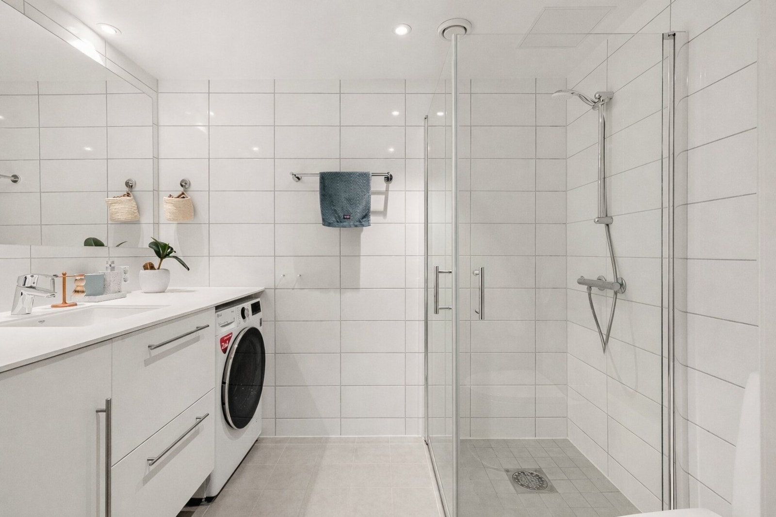 Fra entréen er det adkomst til et tidløst bad fra byggeår (2021). Badet er utstyrt med vannbåren gulvvarme. Galleribilde